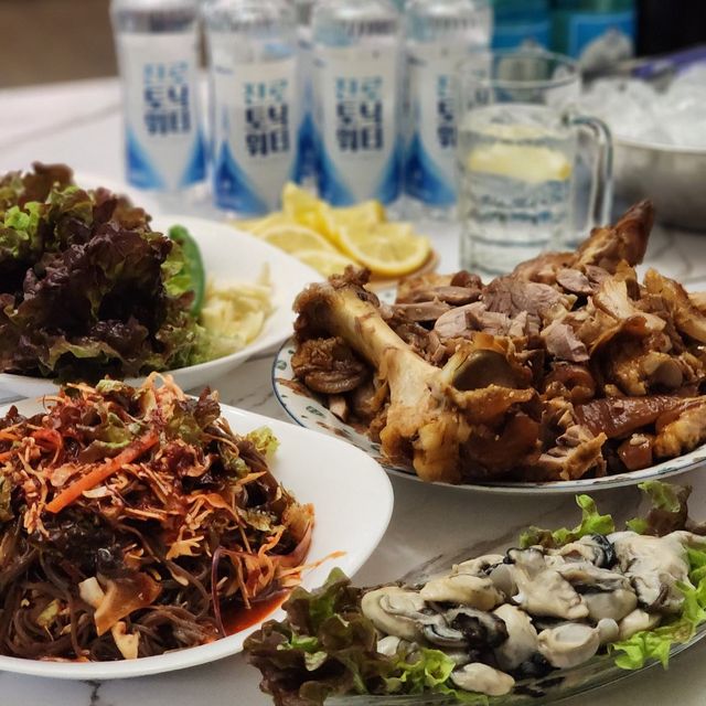 두식🐭 on Instagram: "사랑하는 사람들이랑 크리스마스🎄

굴족발 민물새우깡 바지락탕 국물닭발 오징어 생율 케이크 과자
돼지런하게 맞이하는 크리스마스 🫠"