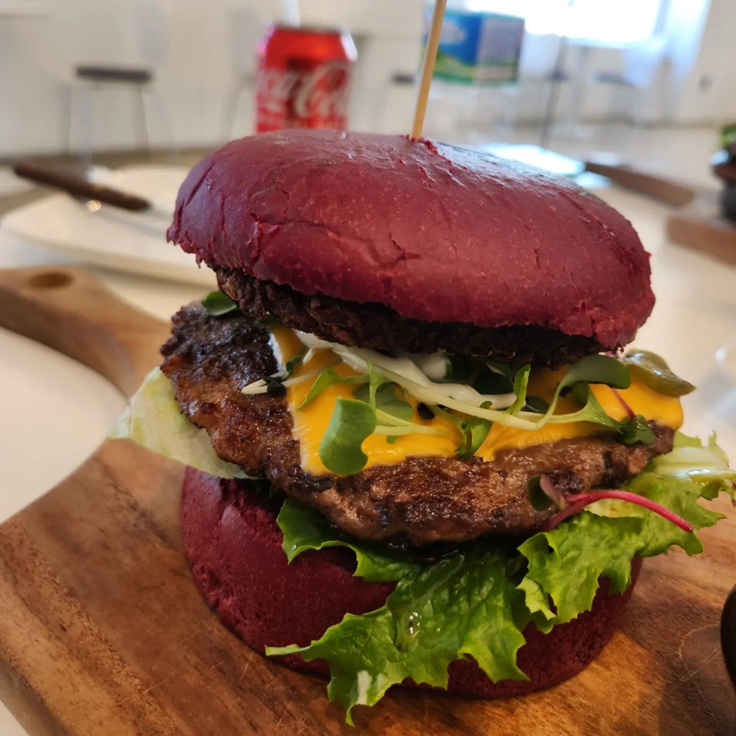 🍔
청주에 있는
대형 베이커리 카페!
.
빵도 종류가 많고
빵 중에 크림치즈마늘빵이😍
그리고 수제버거가👍
.
베이커리라 그런지 햄버거의 번이 제대로다
겉은 파삭거리는데 속은 폭촉폭촉하고
패티와 재료들이 모두 신선🥬🍎
.
다만 빵을 직접 전자레인지에 데워야하는 게 아숩💦
.
#청주카페 #청주빵집 #청주베이커리 #청주데이트 #청주여행 #청주빵지순례 #청주맛집 #청주핫플 #청주카페추천
#하우스하이드 #하우스하이드청주 #빵지순례 #빵맛집