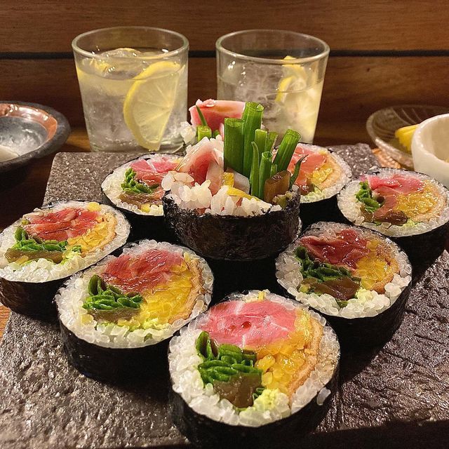 리우 on Instagram: "#서면맛집#술나방바#참치대뱃살마끼

진짜 너무너무너무 맛있다💖
처음에 인서타 갬성 술집으로 방문했는데 
🐟🍣참치대뱃살마끼가 너모 맛있어서 이제는 부산여행갈때마다 👍🏻
방문해서 주문하는 메뉴… 
진짜 찐맛집 찐술집 찐갬성 ❤️‍🔥 

💲참치대뱃살마끼 29000원

#부산여행#서면술집#서면#부산가볼만한곳#서면가볼만한곳#참치#참치뱃살#참치대뱃살#마끼#부산술집#부산맛집#한라토닉#진로토닉#맛팔#먹팔#맞팔#맛스타그램#먹스타그램#술스타그램#맛스타#먹스타#술스타#일상#소통#부산#부산핫플레이스#부산술집추천"