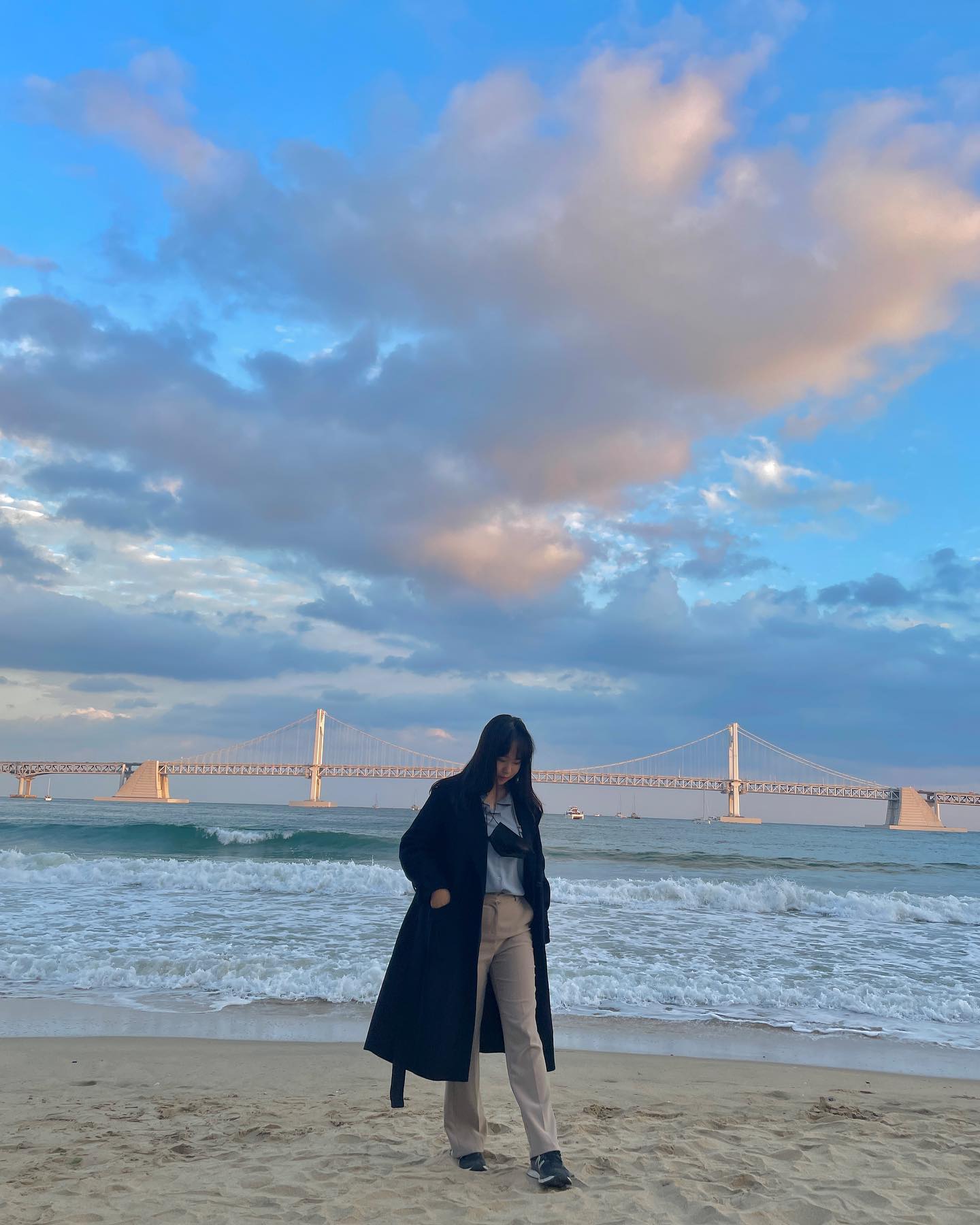 겨울에도 따뜻한 바다 🌊

겨울이 더 예쁜 부산 바다에요❕
서울 대비 날씨도 넘 따숩고〰️
윤슬한 바다 감상하기도 최고인곳❕

현재는 달모양 의자도 가져다놔서 타는 재미까지 업🫶🏻 
밤에는 불도 들어오니 야간에 타는거 강추🌙

이번년도는 여름, 겨울 두 번 왔는데 상반된 느낌이 넘 좋았어요❕고요한 느낌을 좋아하신다면 겨울 방문 강추🥹 

겨울에 따뜻한 바다를 찾으신다면 방문 어떠세요〰️⁉️

📍#부산 #광안리해수욕장 
✔️ 부산 수영구 광안해변로 219
✔️ 주차 : ⭕️

📝 석양에 맞춰 가시면 더 예쁜 바다를 감상하실 수 있습니다💙