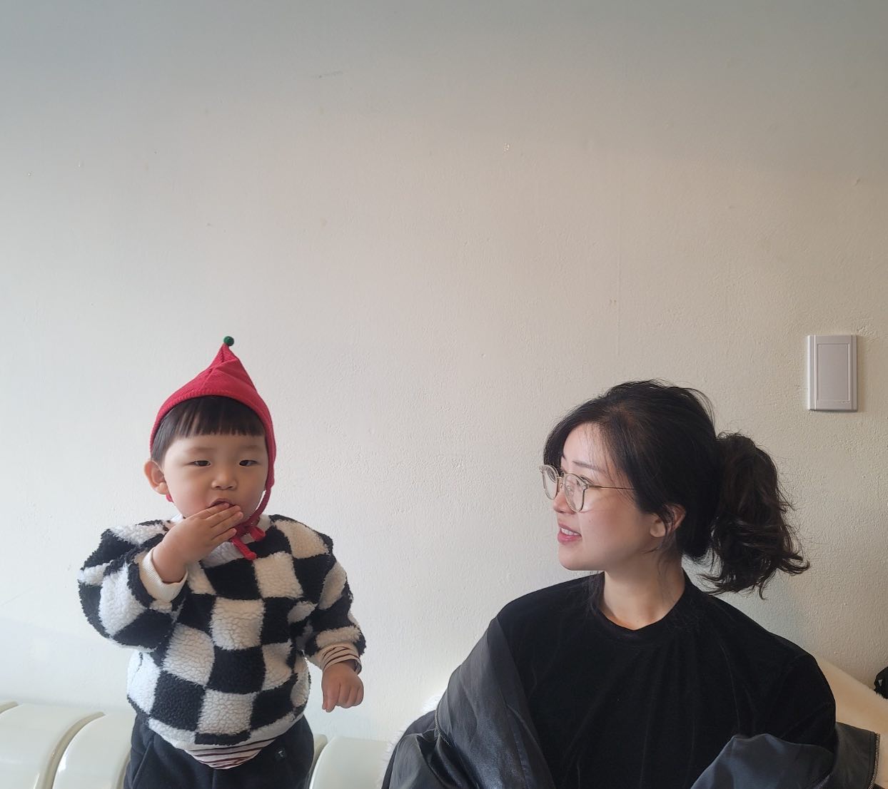 제일 소중한 너와 나의 보정없는 가로일상
정사각형에 맞춰 살게 하고 싶지 않아 

#ootd 휘뚜루마뚜루 시리즈 
레더후드집업 puffwatt 
호피퍼빅백 itis_miya_official 

울애기 요정모자는 bluedog_official 
융기모바지는 moimoln 
패딩부츠는 newbalancekids_kr 

#🎄
#christmaseve #고부데이트 #카페데이트 #하이어coffeewine #몽블랑크로플 #카페추천 #육아일상 #엄마스타그램 #또띠애미