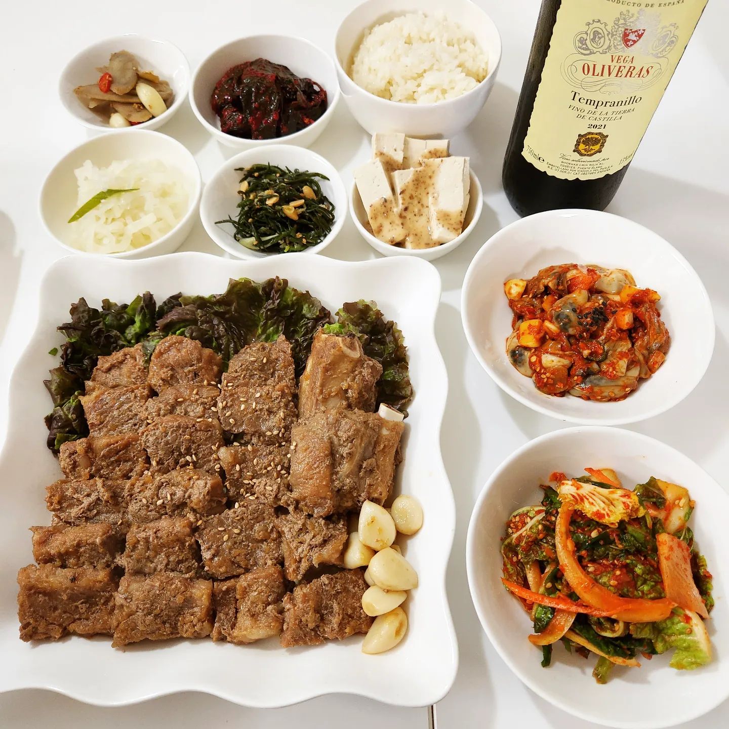 정찌 on Instagram: "오늘은 냄새부터 맛있는 돼지양념구이로
신나게 저녁상 차려보았어요 ♡♡♡
오류동 맛집 한라산도새기에서 출시한
밀키트인데 오오 요거 아주 괜찮네용
목전지살과 갈비살이 조합되어있는데
부드러우면서도 쫄깃한 식감이 굿굿
물을 조금 넣고 구우래서 밍밍할 것 같았는데
양념이랑 따로 놀지않고 착 붙는 맛이에요
와인도 곁들이고 굴므침까지 함께하니 끝장
기분좋게 달달 짭짤한 양념이 감칠맛 최강 !
나중에 근처가면 매장도 가보고파용 ♡♡
.
https://smartstore.naver.com/hanrasan
#협찬 #한라산도새기 #오류동맛집 #캠핑요리 #캠핑밀키트 #서울맛집 #구로맛집 #밀키트 #고기밀키트 #갈비맛집 #갈비밀키트 #밀키트추천 #밀키트맛집 #저녁메뉴추천 #돼지갈비 #돼지갈비맛집 #양념갈비 #홈스토랑 #먹스타맞팔 #먹스타소통"