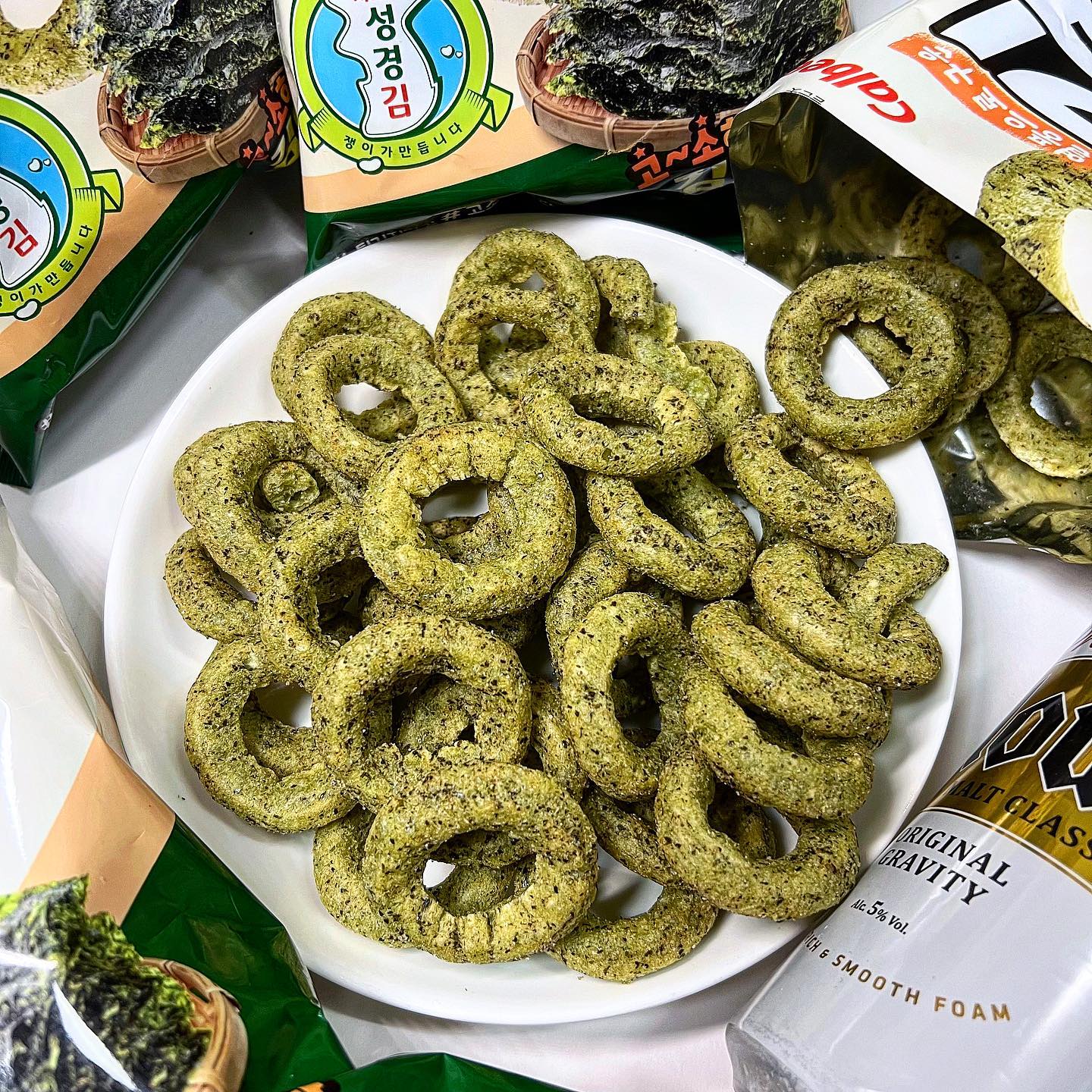 해태 구운김🍘 #협찬
.
해태에서 새로나온 구운시리즈 구운김
성경김이랑 콜라보한 제품인데
바삭바삭한 식감에 김시즈닝이 뿌려진 제품임
튀기지않고 열풍으로 구워서 느끼하지않고 
다 먹고도 속이 더부룩하거나 불편한 느낌이 없었음
맛은 적당히 짭쪼름하고 고소해서 맥주안주로 딱이었다
김 좋아하시는 분들이면 무조건 좋아할듯👍

해태제과로부터 소정의 원고료와 제품을 제공받아 작성된 후기입니다.