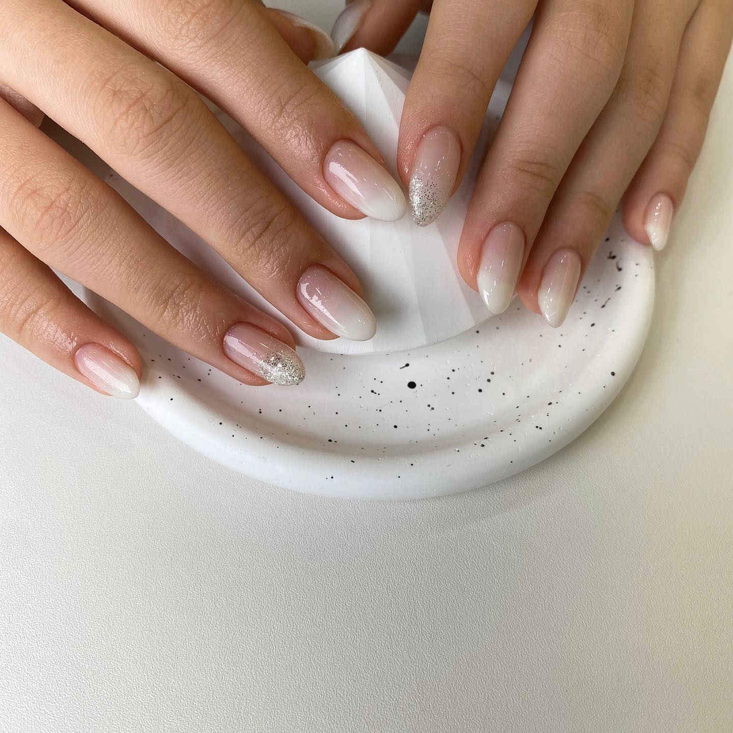 #new #nail 
.
.
.
.
.
.
.
.
.
#newnails #nailart #naildesign #white #gradation #gradationcolor #wedding #weddingnails #네일 #그라데이션네일 #화이트네일 #웨딩네일 #06년생 #손톱 #네일디자인