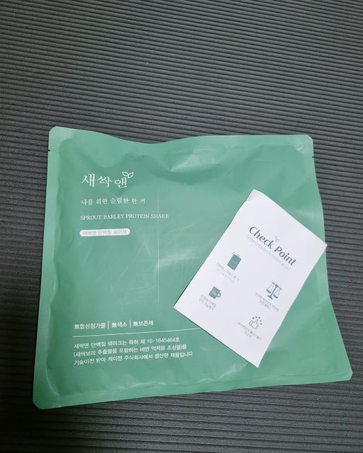 쭈쭈자매😗 on Instagram: "#협찬 

물 💦  우유🥛 두유😆 함께 섞어서 먹으면  되고 맛도 좋아요😘
배불려😉
제주도 유기농 새싹보리로 만들었다네요😚
건강하게 빼자😆

🙃새싹앤은 임직원 대다수가 연구원 출신으로 건강한 먹거리를 만들어

나가는 것을 목표로 스마트팜 구축과 신제품 연구에 매진하고 있다고 하네요😆

🎈와디즈에서 '새싹보리 라떼'를 검색해보세요😘

.
.
.
.
#식사대용 #단백질쉐이크 #단백질쉐이크추천 #식사대용쉐이크 #단백질쉐이크다이어트 #새싹앤단백질쉐이크 #광고"