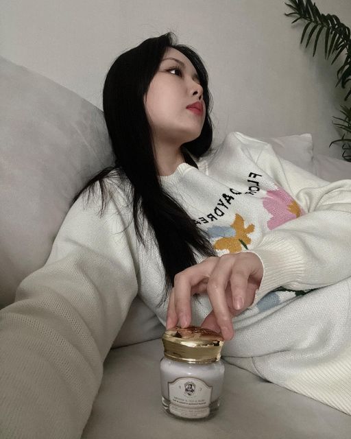마이주 뷰뷰 on Instagram: "#협찬 이젠 잠자는 시간에도 관리하장😆🎀 저녁 스킨케어 마지막 단계에 샬랑드파리 리프팅크림을 바르고 가볍게 롤링해준 뒤 잠들면 다음날 볼륨감있고 생기있