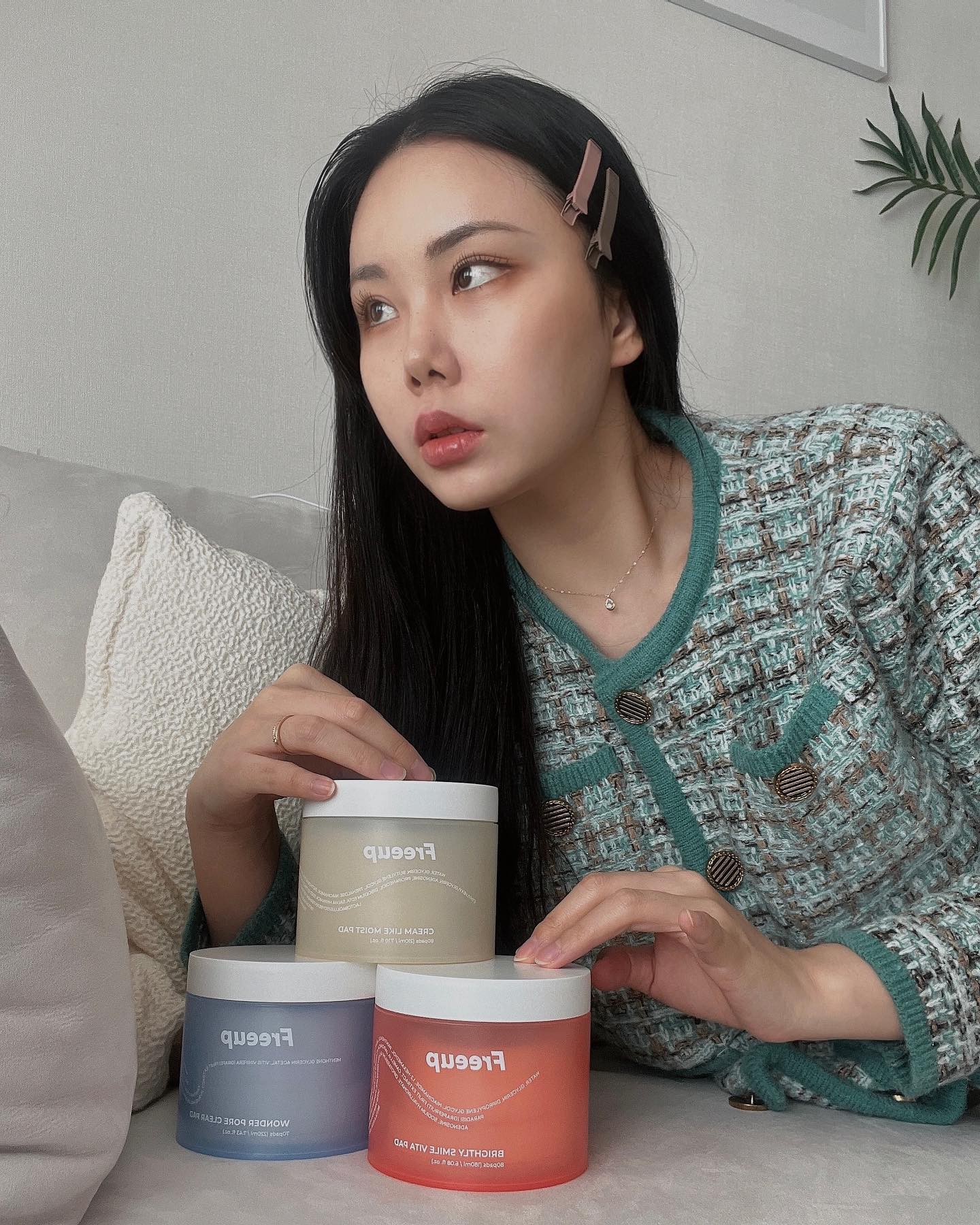  “#협찬 그때 그때 다른 피부고민에 따라 골라 쓸 수 있는 패드를 찾았어요! 가장 맘에 들었던점은 기존 패드와 다르게 사이즈가 커서 토너팩으로 너무 좋아요😘 *브라이틀리 스마일 비타패드✨ 자몽 추출물과 비타민C 성분이 함유되어 있어 잡티와 피부…”