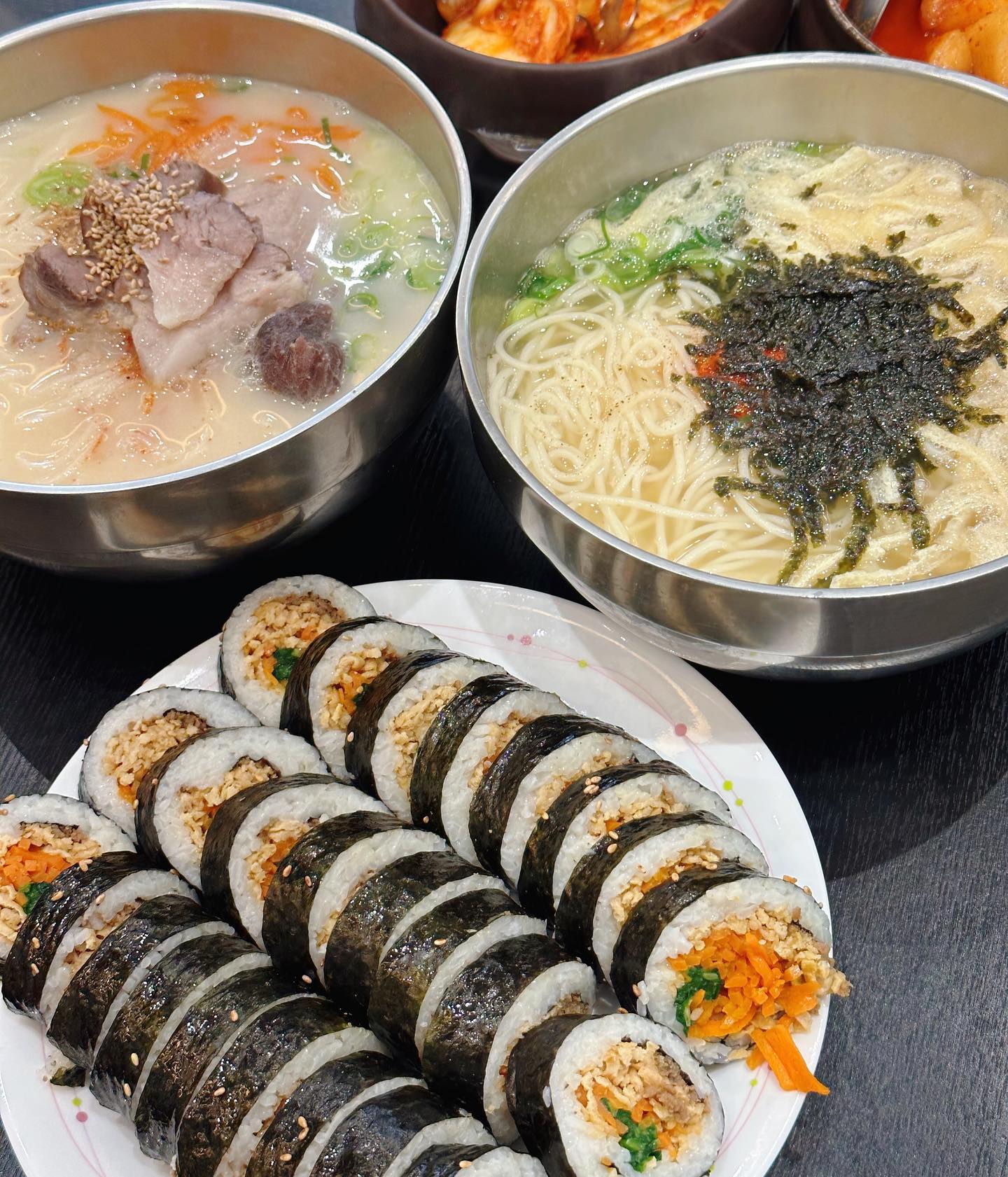 김밥에 단무지도 들어있지 않고 
심플한 속재료지만 유부가 다했다..🫶🏻 
짭짤한 유부와 고소한밥이 잘어울렸던 유부김밥 맛집🍙🍘
드뎌 리모델링후 재오픈🫢

🌀 남춘식당 

📍 제주 제주시 청귤로 12

⏰ 11:00 - 16:30 (매주일요일 정기휴무)
 김밥포장은 18:30 까지

✔️ 김밥 ₩ 4,000
  고기국수 ₩ 8,500
  멸치국수 ₩ 6,500

✔️ 계절메뉴로 여름엔 콩국수, 겨울엔 수제비랑 
김밥 필수조합이에요 ❣️ 
수제비는 2인분이상 주문이라 못먹고와서 넘아쉬웠어요😭

솔직히 국수맛은 평범했고 
메인은 짭짤한 유부가 한가득인 김밥이에요 ‼️
당근,유부,시금치,소고기 심플한 재료지만 이조합이 상당하니 
꼭드셔보세요😍

#제주김밥맛집 #남춘식당