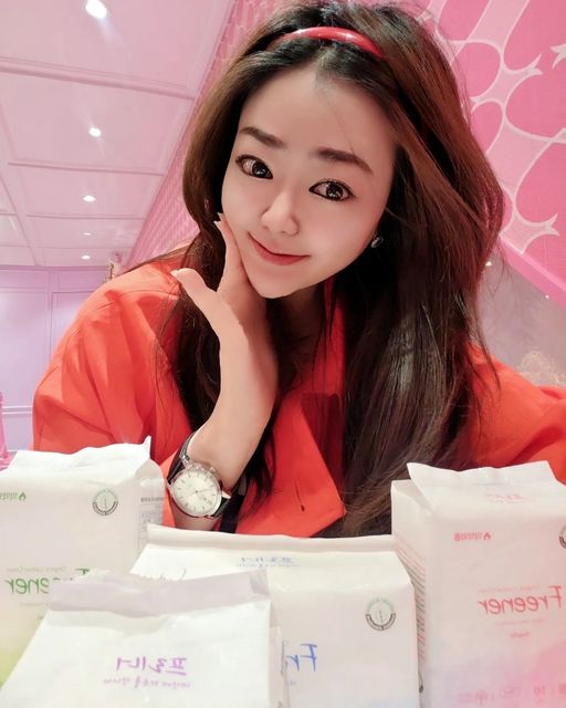 임윤혜 on Instagram: "#광고#프리너#프리너생리대#유기농생리대#가성비생리대#생리대추천#안심생리대 @freener_korea 
ㆍ
ㆍ
🎀 
유기농 100% 순면커버로 쓸림없이 부드러운 
⚜️프리너의 유기농 생리대 스타트 패키지입니다 :) 
이 제품은 - 📦 
슈퍼슬림패드로 매우 얇지만 흡수력이 뛰어나고
대나무 성분이 함유된 사이드 커버를 사용해 
민감한 피부에도 부드럽게 밀착되는 
특장점이 있구요^^ 
안심샘 방지 설계로 활동이 많은 날에도 안심하고
사용할 수 있는 제품입니다. 😀
정말 얇고 흡수력이 아주 좋았구요, 
특허받은 마이크로캡슐 처리된 피톤치드 생리대 ‼️
통기성 백시트를 사용해 공기순환이 원활하고 
국내 생산 제품으로 품질이 우수한 🇰🇷 
⚜️프리너의 유기농 생리대 스타트 패키지로 
슬림하게 부드럽게 안심생리대와 함께해요 :) ❤️ 
ㆍ
ㆍ
자세한 제품확인은 _ 
공식 스토어 👉👉 www.freener.co.kr 클릭 :)
ㆍ
ㆍ
🎀"