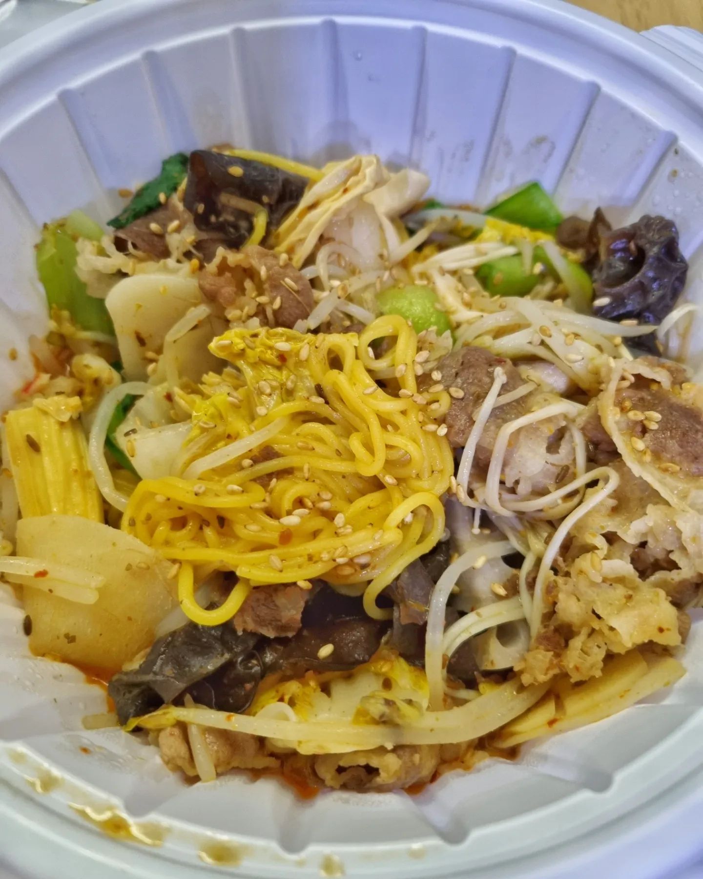 🍴#내돈내산
저는 원래 마라탕을 안좋아했었는데.. 
남자들은 마라탕 안좋아한다는 말에 수긍했었는데
짝꿍덕에 마라탕 맛을 알아버려 요즘은 내가 먼저
말을 꺼내기도 하게 되버린 입맛(?)... 
특히 신도림에서 문래동으로 이전한 마라박사에 
있는 마라비빔맛에 빠져버렸다..🤔
알싸한 국물의 마라탕, 야채와 고기 각각 재료들의
맛을 느낄수 있는 마라샹궈 그 중간인.. 마라비빔! 
마라샹궈에 자박자박한 마라탕국물의 조화! 
마라비빔에 땅콩소스를 추가하면 고소한맛이 듬뿍이네요 이녀석 넘모맛있어요🤤 
.
.
.
.
#마라탕#마라비빔#마라샹궈#마라박사#마라박사문래점#저녁메뉴#마라#오저마라#저녁추천#야식#협찬#광고#맞팔#선팔하면맞팔#먹팔#food#kfood##like#likesforlike#인친#좋반#like