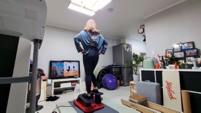 비서제이 블로그 on Instagram: "#광고

유압식이 아닌, 에어로된 펌프로 
기름칠할 필요없고 최대 하중 130kg 천국의계단 

1~5단계까지 강도 조절되는 유일한 스텝퍼👍

1단계는 초보자, 빠른 걸음으로 
심박수 상승시키는 인터벌 트레이닝 가능

5단계까지 묵직해지는 스텝으로 
하체 및 엉덩이 근력 운동으로 힙업에 굿

길이 조절이 되는 조절형 튜빙밴드로 
강한 저항력으로 칼로리 소모와 
상체 운동까지 함께 가능

아파트, 빌라 등 아래층과 층간 소음 문제 해소🙏

부모님댁에 선물로드림🤭

#스텝퍼#스탭퍼#계단오르기#계단운동#다이어트운동#다이어트기구#유산소#체지방빼기#체지방#스텝퍼추천#여성다이어트기구#다이어트기구#스텝밀운동#스텝밀#천국의계단#펌프맥스#천국의계단기구#다이어트#바디스터#펌프맥스"