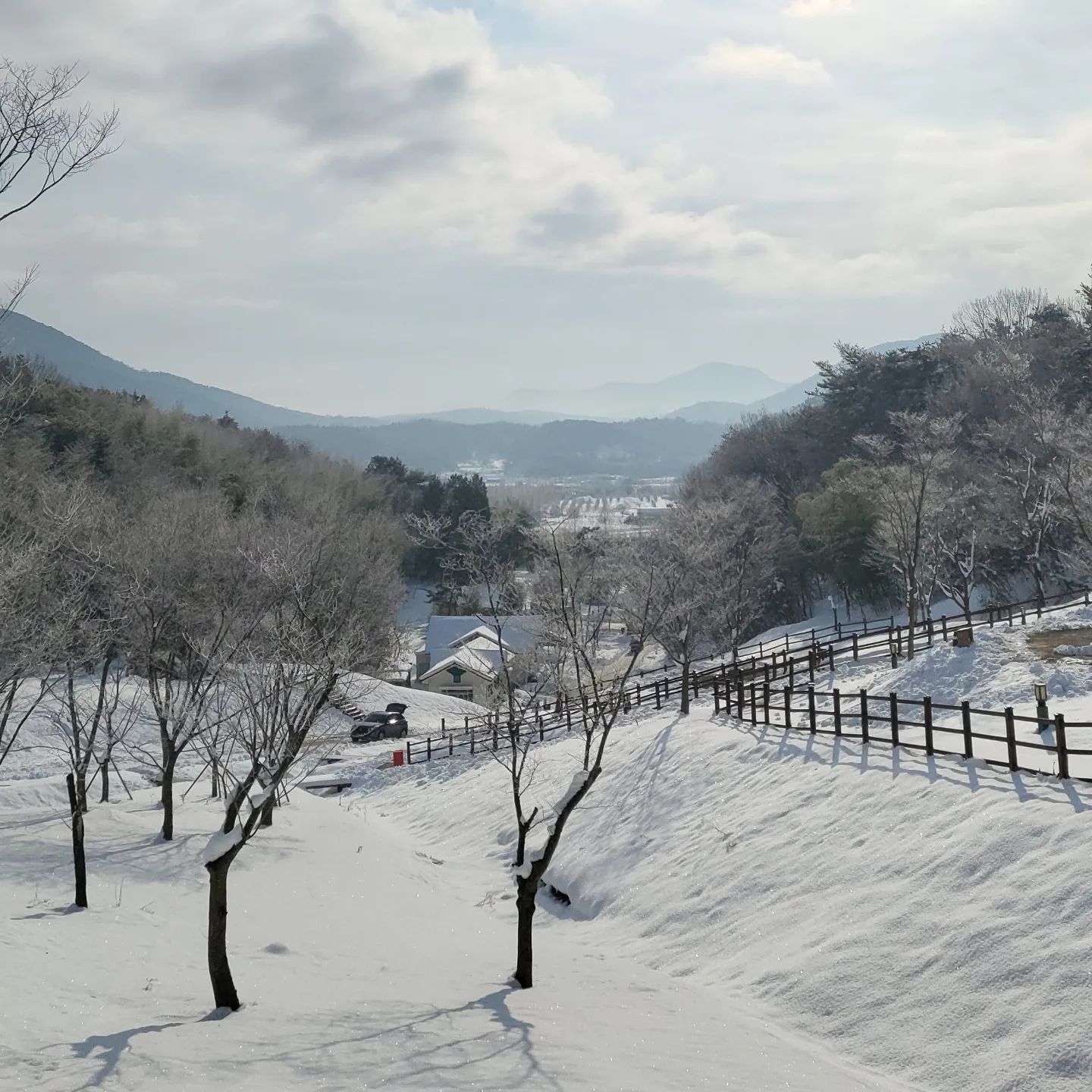 ♡ 설중캠핑 ♡

눈이 내리는 캠핑은 아니지만
눈쌓인 캠장에서의 캠핑도 좋다

#설중캠핑
#눈쌓인 #캠핑장
#캠핑하기좋은날 
#가마보코 #텐트
#담양 #캠핑장