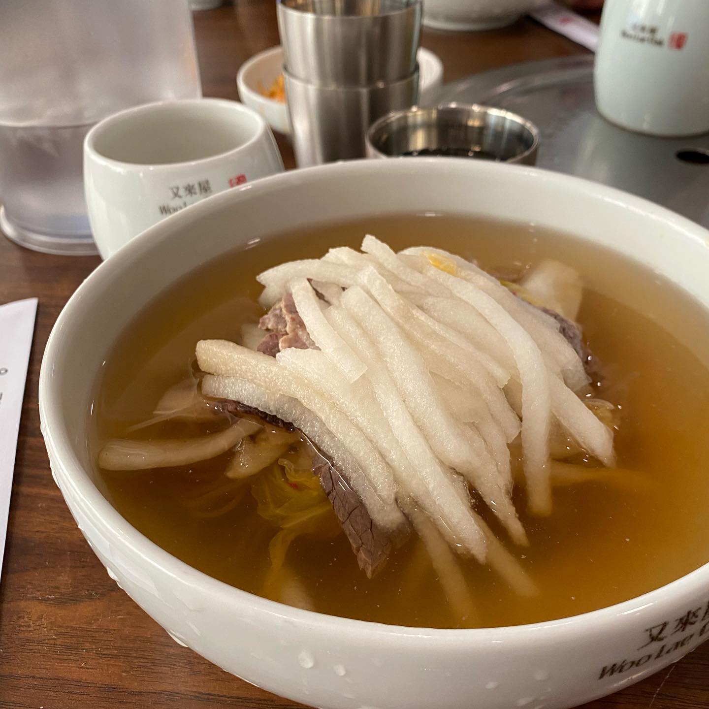 또래옥.. 우래옥
 
겨울에 가면 바로 먹을줄 알았는데
역시나 큰 오산이였다..!
 
30분 웨이팅하고 먹은 해장 평양냉면은
역시 기대를 저버리지 않는다👍
 
살얼음 없이 육향 가득한 육수맛에
보들보들 면발까지 완벽
 
곁들여나오는 김치샐러드 상큼하고 맛남
 
평양냉면 16,000원 / 선불
 
#도순이의맛집
#도순이의맛집_강북