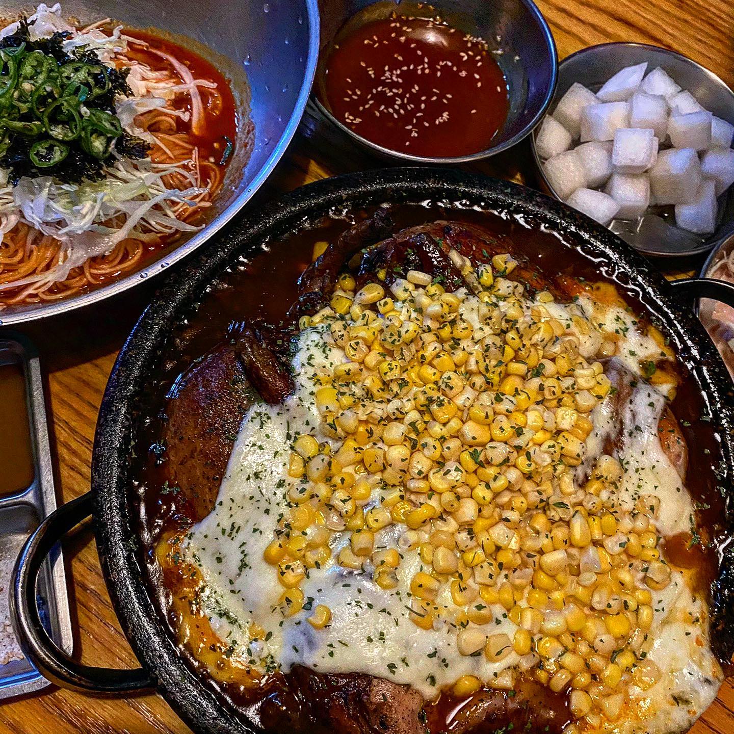 #연남맛집 #장작집
⠀
✔️ 달콤양념-누룽지통닭 + 콘치즈 추가
✔️ 구포비빔국수
⠀
연남동 통닭대란의 원조격이라고 할 수 있는 장작집🪵
드디어 예약하고 다녀왔답니댜
저는 달콤양념 누룽지통닭에 콘치즈 추가했어욥!!
콘치즈는 추천이라고 되어있지만, 사실 어디에나 옳다는..🤍
양념소스는 달달하니 호불호 1도 없는 맛!
단짠단짠 콘치즈 통닭에 바삭한 누룽지까지
입안에서 파티 경험 쌉가넝 장담합니다.
소스도 추가로 주셔서 끝까지 맛나게 먹을 수 있었어욤
매콤새콤한 구포비빔국수랑 조합도 넘 갓벽,,,🌟
정말 너무너무 맛있는 장작집.. 완죠니 강추입니댜!!!!
⠀
🐷 연남 장작집 🐷
⠀
#해니_연남