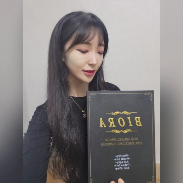 유지원 on Instagram: "#광고 #협찬 #바이오라 #5중기능성 #화장품 #히알루론산#레티놀#글루타치온#알부틴#이데베논#병풀추출물#EGF#IGF#FGF#TGF#나이아신아마이드#알파비사보롤#마린콜라겐#아데노신#보톡스펩타이드#쿠퍼펩타이드#뱀독펩타이드#프로폴리스#리피듀어#보르피린#갈락토미세스#알란토인#시어버터#판테놀

" 널리 피부를 이롭게 한다 " 이고 " 이보다 더 좋을수는 없다 " 

시중에 나와 있는 기능성 화장품들의 메인 성분들이 거의 싹다 들어가 있는 지금껏 보지 못했던 제품이에요

매우 많은 기능성 원료와 고가의 원료들이 종류별로 고농축으로 들어가 있답니다 

식약처 미백인증인 나이아신 아마이드와
식약처 주름개선인증인 아데노신 + 안정고시한 9가지 주름개선성분과 4가지 미백개선 성분이 고농축되어서 
초기 적응기간에 수딩젤이나 일반로션에 희석해서 사용해도 충분한 효과를 보실 수 있습니다 ! 

피부에 보약을 준다는 느낌으로 주 3~4회만 사용하셔도 피부변화에 많은 도움이 됩니다 10ml당 54번의 펌프가 되고 54~60일 사용이 가능합니다 

미백. 주름개선. 보습. 탄력증진 . 모공수축. 향염 . 향균 . 각종 트러블 케어 ㅡ 노화방지.피부미백. 피부진정. 피부탄력. 주름개선 

45만원어치의 행복을 최저할인가에 만나보세요 

네이버스토어> 바이오라 검색

직접 써보고 많은 효과를 느꼈어요 실제 후기도 엄청 좋아요^^ 신세계를 경험해보세요!! 드라마틱한 효과가 있습니다 !"
