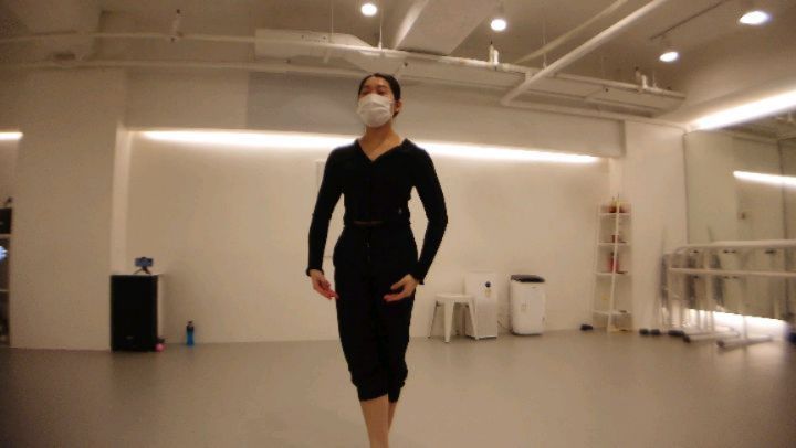 #jazztechnique  #training
2022 테크닉 모음집🤸‍♀️

용량이 너무 커서 한꺼번에 다 올리지 못하는게 너무 아쉬운 나의 와당탕탕 테크닉영상들🥺

올해 테크닉수업 빠지지않고 꾸준히 출석했지만 슈팅영상은 늘 와당탕탕이고 제대로 해낸적이 없어서 못올리고 나만 보고있었지만 올해의 마지막날이니까 슬쩍 올려버리기👀..
영상 하나하나씩 보다보니까 많이 쌓고있는거같은데 뭐가 나아지고있는지 잘 모르겠지만 또 열심히 쌓다보면 내년엔 뚜렷하게 보이지않을까싶어 2023년이 살짝 기대된다 ! 
그래도 올해 생일날 의도치않게 인생 첫 테크닉 솔로를 하게되면서 테크닉 솔로를 도전하는게 전문반때보다 많이 무서워지지않아서 많이 도전해볼수있어 좋았던 한해였다..💞

내년엔 뚜르랑 악셀이랑 사이드점프까지 완벽하게 해내보겠습니다! 항상 감사하고 사랑해요 쌤🙇‍♀️🤍
_

Choreography. ssola_c 💘
Place. tunedancecompany