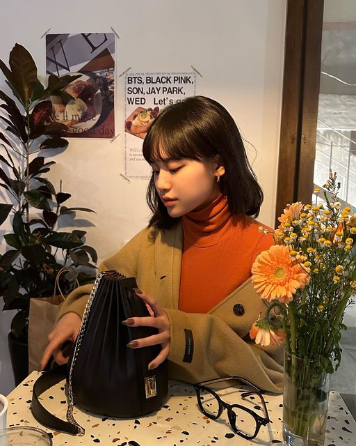 허락할 許 옥소리 玎 on Instagram: "#광고 

꽃의 개화하는 모습에서 모티브를 얻은 플라움 버킷백❀

고급 나파 소가죽으로 만들어 부드럽고 고급스러운, 각 잡힌 플리츠 디자인이 특징이며

골드 체인, 골드 잠금 장식으로 포인트를 주어 더욱 고급스러운 외관이에요

분리 가능한 탑 핸들과 체인 숄더끈이 제품의 다양성을 더해 색다른 연출까지-`ღ´-

제 데일리 백이랍니다◡̈❀ 

_
#플리티카 #버킷백 #플라움버킷백 #플리티카버킷백 #버킷백추천 #플리츠백 #가죽주름백 #주름백 #디자이너브랜드가방 #디자이너가방 #가죽플리츠백 #여성버킷백추천 #데일리룩 #일상 #미니멀룩 #데일리코디 #대학생코디 #오오티디 #해운대 #전포동 #광안리카페 #광안리 #부산"