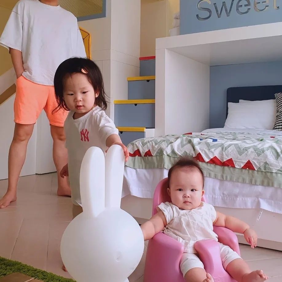 곧 2022년이 얼마 남지 않았네요~

벌써 한 해가 다 갔다고 생각하니 
시간이 참 빨리간다 느껴짐에 
아쉽기도 하지만 또 다가오는 23년도는 
어떨지 기대도 되고
아쉬움도 드는 감정이네요~

그래도 기대가 더 되는거 보니 
힘들었던 일이 다 지나갔기에 
더 기대 되는듯 해요~ 
(그렇지만 나이는..🤣)

애기들이 아직 많이 어리고
제자리라 생각했는데
문득 현재와 사진들을 비교해 보니
1년 사이에도 이렇게 많이 
컸나 싶을정도로 너무 빨리 빨리 자라니
이제는 '빨리 컸음 좋겠다'라는 생각은 
안하고 싶더라고요~~

모두모두 새해 복 많이 받으세요~💗
한해 동안 수고많으셨습니다~😊

#새해복
#많이받으세요 
#2022년잘가 
#2023년안녕 
#육아기록✏️ 
#한해 #마무리