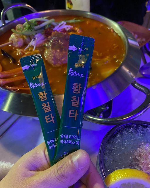 성덕현 on Instagram: "#광고#광고#숙취해소제#숙취해소법#숙취해소#소주숙취해소제#음주후숙취해소제#숙취해소제 추천#숙취해소제 소주#음주전 숙취해소제#숙취해소제 언제#황칠타#황칠코리아#인삼나무#숙취제#소주에 타먹는 숙취해소제 #인삼나무숙취제 #인삼나무황칠 

인삼나무라는 별칭을 가진 황칠나무로 만든 “황칠타 숙취해소제”

왜 인삼나무인지 알게 해주는 효능에는 항암,항염, 항균, 당뇨, 간기능개선, 항산화작용, 면역력증진, 항고지혈증, 남성 성기능 개선 및 대장질환 예방 및 개선, 암세포 억제 등이 있고 그 중 간기능 개선에 탁월한 효과를 보여 숙취에 좋은 황칠타 제품을 개발했답니다.

소주에 타먹으면 알코올향이 살짝 날아가 부담없이 드실 수 있고 목넘김이 부드러워지고 그 다음날 원래 숙취가 심한 편이였는 데 황칠타를 타 마시니 숙취가 덜 했습니다!

섭취 방법
- 소주 1병당 1포 타서 드세요.
- 음주 전, 후 한 포씩 그냥 드세요. (물에 타드셔도 됩니다.)
- 안주 요리할 때 한 포 넣어 요리해 보세요. ( 잡내 사라지고, 숙취에 좋습니다.)"