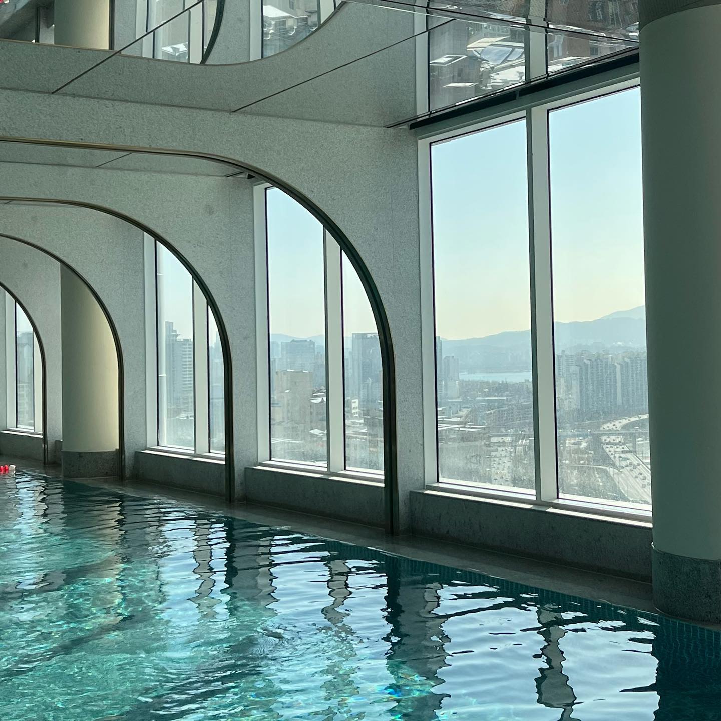 .
너무 추워서 얼어 죽는 줄 알았다..🥶
바로 실내로 도망..🏊🏻
−10℃の温水プールは
さすがに無理があった🌬
.
.
.
.
.
#호텔나루서울엠갤러리 #호캉스 #호캉스추천 #서울호캉스 #서울호텔추천 #신상호텔
#수영장호텔 #인피니티풀 #호텔수영장