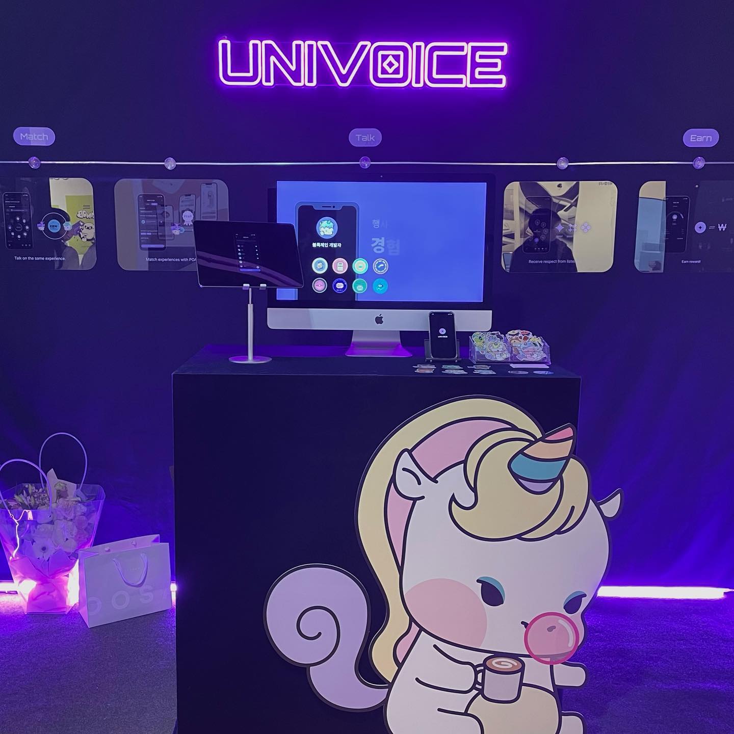 직접 공부하고 경험한 내용을 ux에 적용해보고 싶어서 반년 동안 기획했던 내용을 버린 것. 메타버스를 언급하지 않고도 전시를 보던 분에게 ”보이스 메타버스네요!“라는 말을 들은 것. 정말 오랜만에 반가운 얼굴들을 만난 것. 2022 연말 정산 끝-