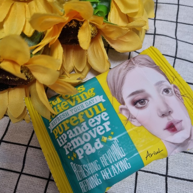 아리얼 스트레스 릴리빙 퓨어풀 립앤아이 리무버 패드로 딥클렌징하기
