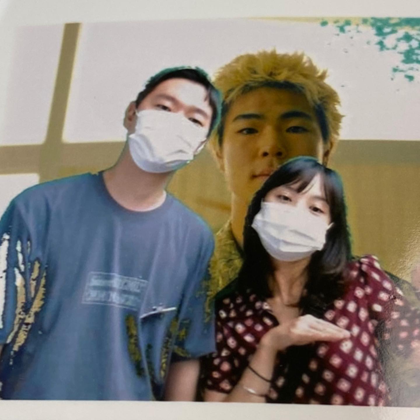 2022년 올 한 해는 내게 그리고 우리가족에게 많은 일이 있던 해였다.
엄마가 심장 수술을 하셨고, 내가 결혼을 했고, 할머니가 돌아가셨고, 그 주 오빠가 결혼을 했고, 3주 뒤 할아버지가 돌아가셨고, 새가족이 생겼다.
힘들고 슬픈 일이 있어도 가족이 으쌰으쌰 함께해 버틸 수 있었다. 더욱이 내 옆에는 동민이가 있어 든든했다. 시간이 흘러 생각해 보니 결국엔 모든 게 좋은 일이었지 싶다.
엄마의 심장은 건강해졌고, 할머니 할아버지는 병치레 없이 편안히 주무신 거니까.
그래도 내년에는 울 일 없이 웃는 일만 가득했으면 하는 바람이 있넹.. 물린 코인도 제발 올라서 원금만이라도 회수되었으면..

내일이 되어도 난 다시 (만)33살이다
삼땡 2회차이니 올해보다 더 열심히 살아봐야겠다😝
사랑하는 가족과 친구들, 이 글을 읽는 모두 건강하고 행복하고 돈 많이 버시길 바라요✨❤️
까까도 털복숭이 친구들도 모두모두🙏