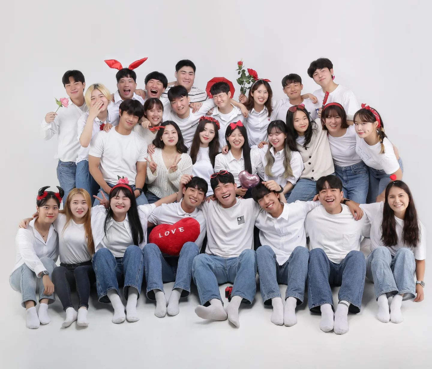 ❣한국체육대학교 제44대 총학생회 With:u❣

2022년 한 해 동안 너무너무 고생많았습니다🥲🥲

저의 얌전히 있지 못하는 성격을 좋아해주신(?) 여러분들 정말 사랑합니다.. 💕🙆‍♀️ 여러분 덕분에 한마 어머니 정성은이 있을 수 있었습니다

내년부터 총학(총학실)이라는 제 마음의 고향,, 마음의 쉼터가 없다는게 너무 어색합니다..,, 흑흑 😭😭😭

다들 2023년 행복하고 좋은일만 가득했으면 좋겠어요🥰🥰 새해복많이받으세용🙇‍♀️🙇‍♀️❤

With:me❓
With:you❗

#연초 #새해 #happynewyear