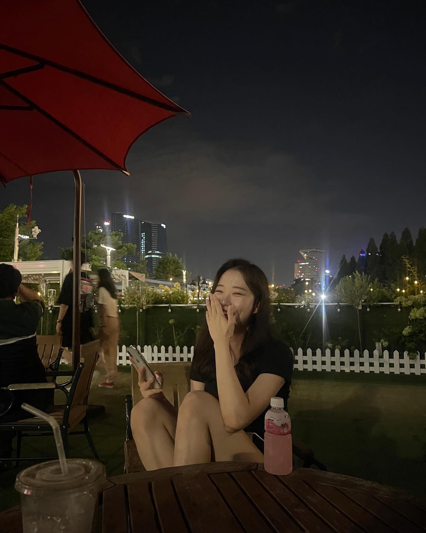 2022년은 저에겐 과분한 1년이었습니다.

지난 몇 년간 침체되어있던 나에게 전환점이 된 한 해 이기도 하고, 두근거리는 도전과 설레이는 만남이 가득했던 한 해였어요.

매번 아쉬움과 우울함이 많이 남은 갈무리를 했는데, 올 해는 나의 마지막 페이지여도 좋을 만큼 후회없이 잘 보냈네요.

더 멋진 사람이 되었는가 하면 갸우뚱하겠지만, 그 어떤 시간보다 나를 위하고, 이해할 수 있었던 1년이었노라 자신있게 이야기할 수 있어요. 나도 몰랐던 나의 모습, 모호했던 가치관, 그동안의 내 발자취를 알게 되어 참 값진 시간이었습니다.

물론 사무치듯 외로울 때도, 압도될만큼 지치고 힘들때도, 덜컥 눈물이 날 만큼 슬플 때도 있었어요. 그래도 올해는 그 모든걸 감내할만큼의 좋은 연과 기억이 가득했습니다. 나의 희노애락을 함께한 소중한 인연들 모두 감사해요! 내 부족하고 어린 모습까지 인정하고 배려해주는 당신들이 있어 더 많이 배우고 단단해진 것 같습니다.

모두에게 완벽한 사람일 순 없었지만, 대개 좋은 사람이 되고 싶어 무던히 노력했는데 마음이 닿았을지 모르겠어요.

이 글을 읽고 있는 사람들에게도 내가 좀 더 오래보고싶은 사람이었으면 좋겠습니다. 아쉽게 스쳐가는 인연이라도 언젠가 한번은 추억해주시길 ,,,

2023년엔 23살을 기점으로 새롭게 정립된 나의 위에 차분히 무언갈 쌓아나가고 싶어요. 그리고 내 평생의 모토처럼, 주변을 빛내는 사람이 되도록 노력해보겠습니다 ꔛ

올해도 잘 부탁해 🫶

#2022 #2023 #happynewyear