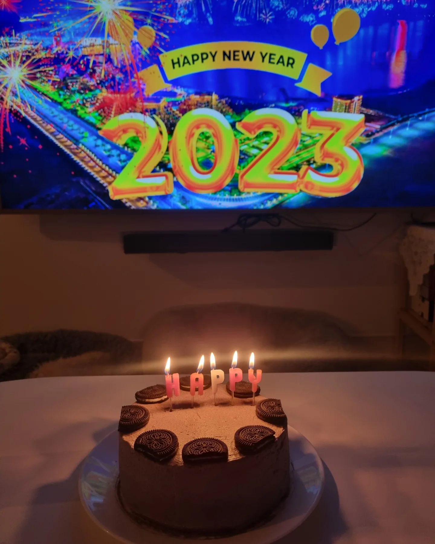 2022년 마지막 식사는 2023년 건강과 행복을 기원하며♡
급하게 만드느라 집에 있던 재료들로만 만들어 오레오맛 케익이지만 오레오가 아니라는ㅋㅋ접시에 두고 크림 발라서 모양도 엉망인데 그럼에도 잘 먹으니 흐뭇:)
우리 모두 새해 복 많이 받자요~♡
.
.
.
#2022잘가 #2023안녕 #오레오케이크 #신혼부부 #신혼밥상 #새해복많이받으세요 #일상 #소통