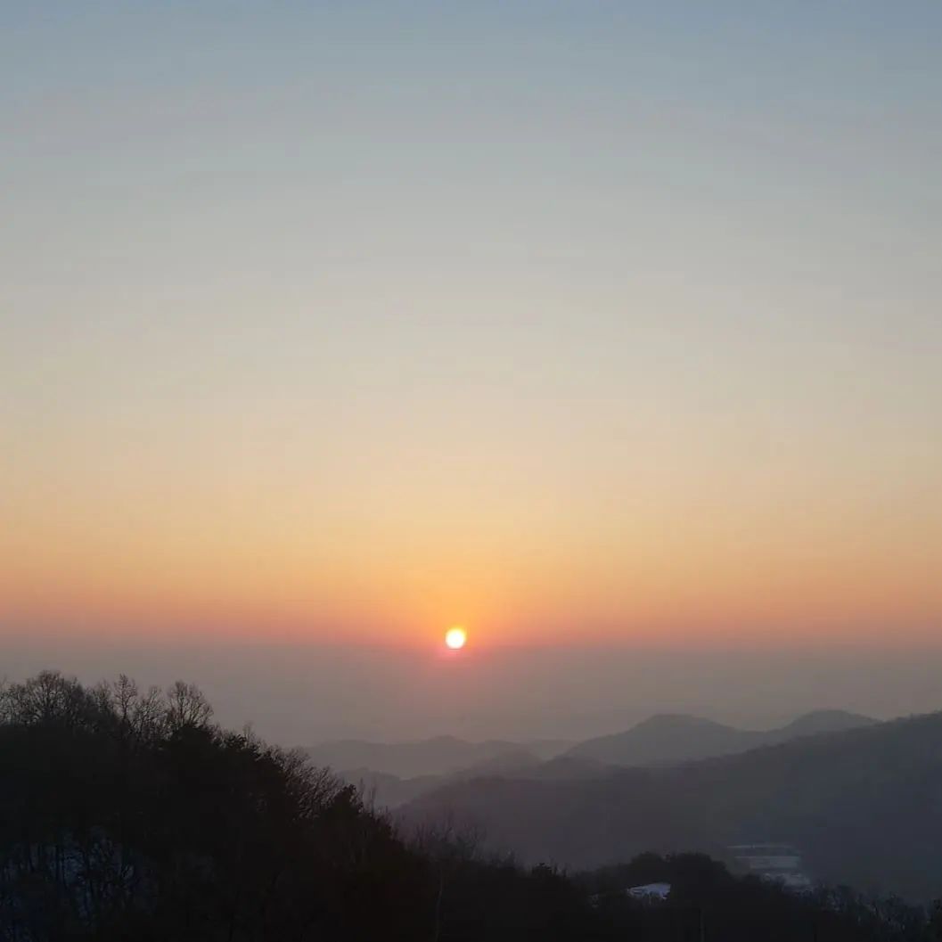 정말이지 많은 일이 있었던 2022년.
평생 잊지 못할 죽어도 못잊을 한해.
내가 전생에 무슨죄를 지었길래 나에게 이리도 혹독한걸까 했던 2~3년...

2020년 10월 갑작스런 수술. 그리고 3번의 중환자실행.. 
계속되는 수술로 정말 죽을만큼 아팠고 차라리 죽는게 낫겠다 싶을만큼 심적으로 힘들었다.
엄마의 정성가득한 병간호 덕분에 길고긴 나의 병원생활은 끝이났다.

그러나..
갑작스런 엄마의 진단소식... 청천벽력과도 같았던 그날을 생생히 기억한다.
엄마와 난 서로 애써 태연한척 했지만 꽤나 힘이 들었다. 다 내탓 같았다. 내가 엄마를 고생시켜서 아픈거 같았다.
엄마가 나에게 그러했듯 나도 엄마를 간호했다. 우리 모녀는 그렇게 3년이란 시간을 서로의 병간호로 보낸거 같다.
하느님은 왜 이토록 우리 모녀에게 큰 시련은 주시는걸까. 원망스러웠다. 그리고 그 시련은 더 심한 폭풍우가 되어 날아왔다.. 엄마는 그렇게 멀고 먼 여행을 떠났다.. 내가 갈수 없는 곳으로..

엄마는 말했다
"내일도 함께하고 싶다고 행복하자고"  이 말이 엄마의 마지막 톡이다... 이렇게 보내놓고 중환자실로 들어가선 나오지 못했다. 야속한 사람. 함께하자더니...왜 내옆에 없는건지...
엄마와 몸은 함께하진 못하지만 늘 마음속엔 엄마로 가득차있다. 아닌척 애써 웃고 지내고 있지만 난 늘 엄마에 대한 그리움으로 마음이 아프다. 
이맘때면 나에게 빙어 낚시가자고 했었는데 나는 그게 그렇게 싫었다..춥고 재미없다고... 못된 딸 같으니라고..

나에게 그리고 엄마에게 너무나도 혹독했던 한해도 이렇게 지나간다.
새해가 됐으니 모든게 좋아질꺼라고 믿진 않는다.  다만 내가 아는 모든이들이 부디 건강하길 바래본다.
정말이지 건강이 최고다.
소중한 사람들이 아프질 않길 빌고 또 빌어본다. 

#지독했던2022년 
#건강할2023년 #새해복많이받으세요
#엄마사랑해