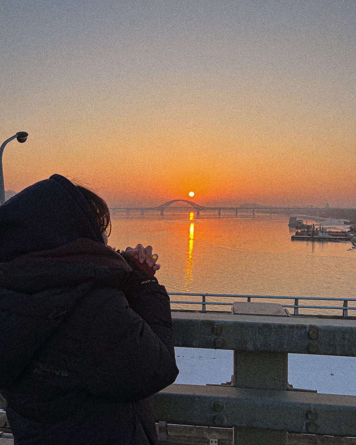 𝙷𝙰𝙿𝙿𝚈 𝙽𝙴𝚆 𝚈𝙴𝙰𝚁 -`ღ´-
결국 2023년 새해가 밝았네요!

새해가 되면 전년도의 힘들고 슬펐던 일들은 추억이 되고
행복했던 기억들은 더 선명해지는 것 같아요✨

저는 이렇게 오래 도비 생활을 하게 될지는 몰랐는데
어쩌다 보니 길어져서 많은 감정들을 느껴본 것 같아요

처음에는 마냥 좋고 신났다가
남들과 비교되는 상황에 좌절감도 느껴보고
괜한 조바심에 선택을 후회하기도 했지만
지금은 또 하고 싶은 공부를 하면서 즐겁게 보내고 있어요 :)

그랬던 저의 날들에 공감해 주시고 사랑해 주셔서 감사해요❣️
올해는 더 힘차고 높게 비상하라는 아부지의 말씀처럼
이번 연도도 열심히 살아내 보겠슴다!!
모두들 새해 복 많이 받으세요🫶💖✨