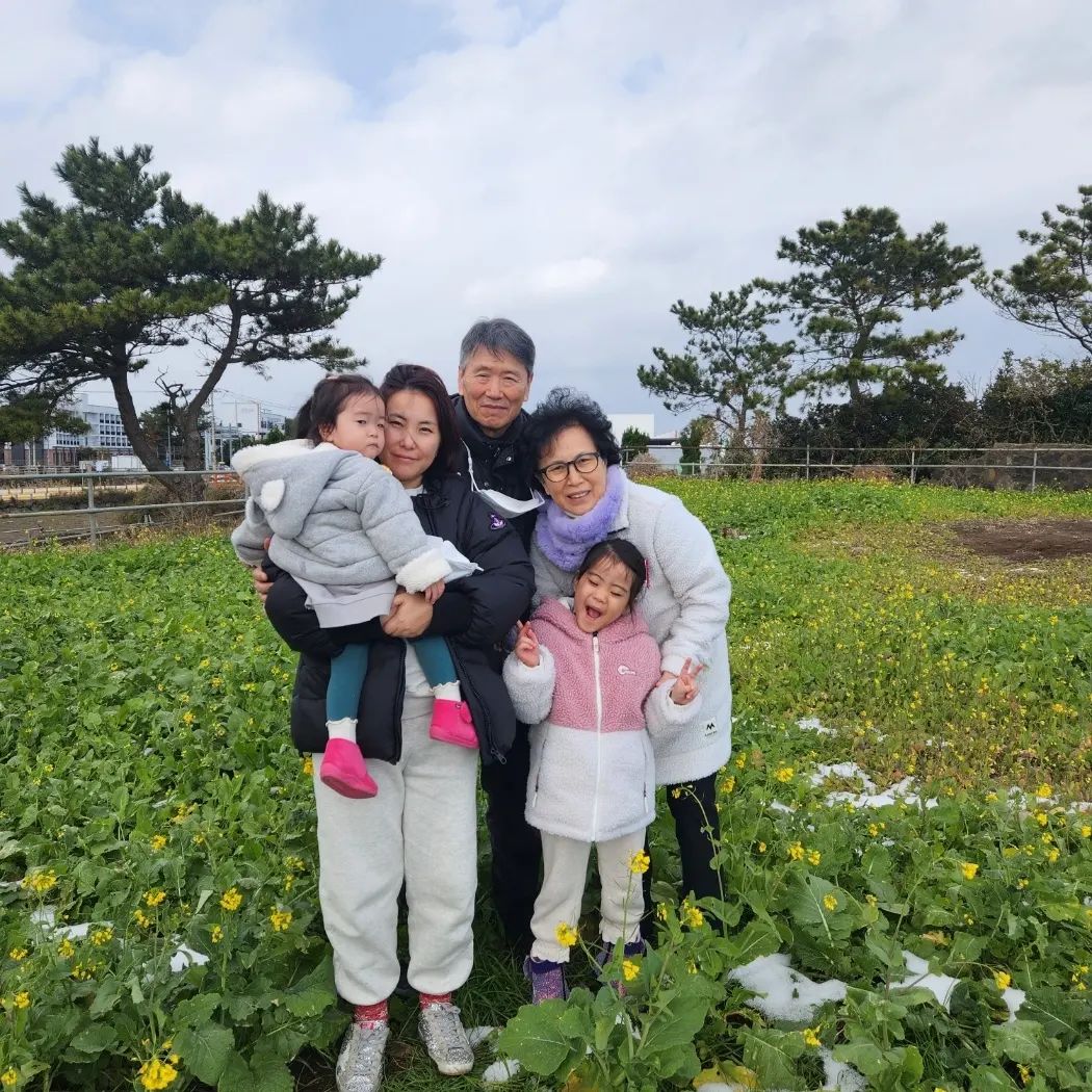 지난 폭설 친정부모님과 #제주여행🌴 
가는날부터 바람이 후덜덜
착륙실패로 하늘에 한참 떠있다 겨우 도착
20년만에 멀미... 욕이 입에서 계속 나옴
골프백에 바리바리 싸갔는디 
#눈폭탄☃️ 실화냐
다음에 날 따뜻할때 다시 가유~~~
.
.
.
#제주도 #가족여행 #겨울여행