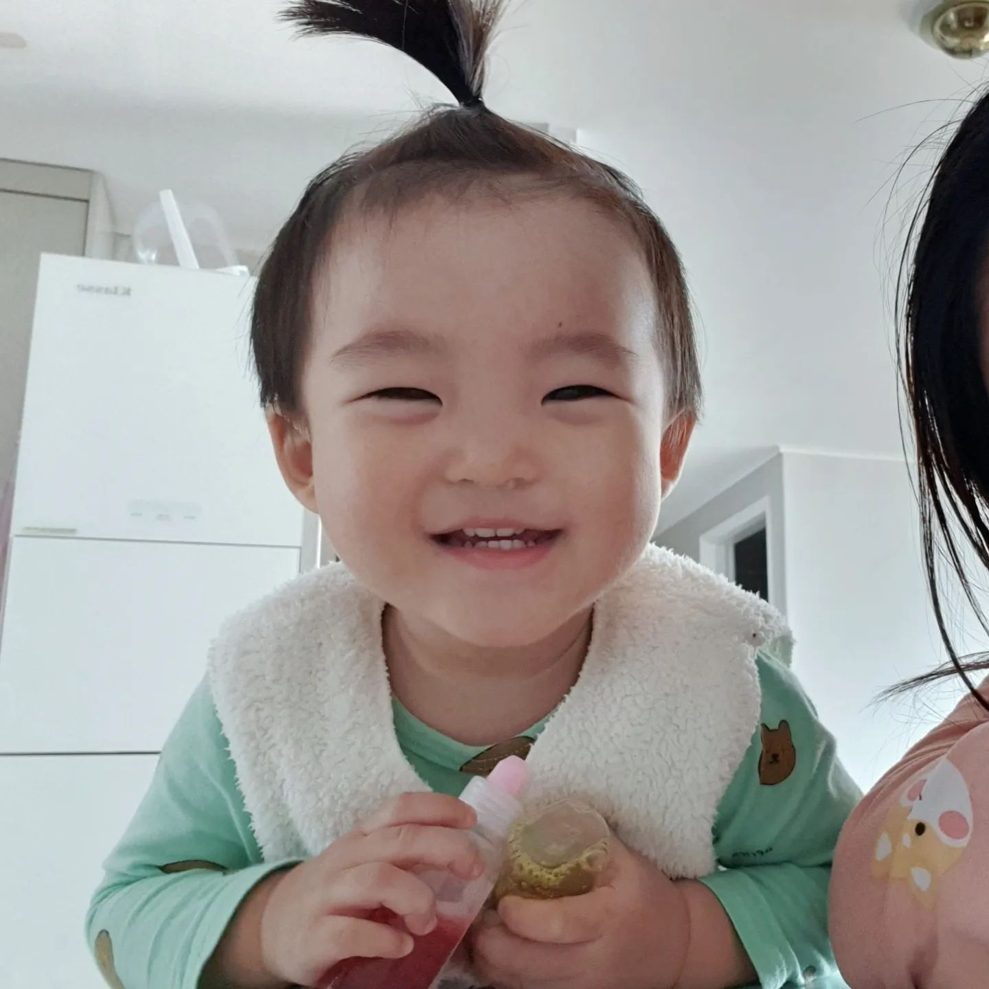 ❤️새해도 콧물과함께❤️

언제 크려나 했었는데🙂
어느새 함께 새해에 떡국을 먹다니

도대체 감기는 언제 떨어지나..
가족 셋이 전부 감기가 안떨어져서
돌아가면서 계속 걸리는 느낌..🥲

올해도 환하게 많이 웃어줘ෆ˙ᵕ˙ෆ
부쩍 요즘 말도 많이 늘어나고 소통이돼서
엄마아빠는 요즘 너무 신기하고 
하루하루 정말 행복해'◡'ღ