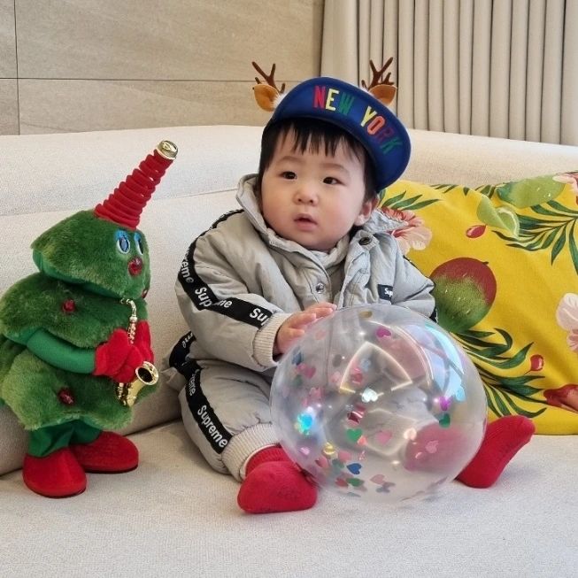 시윤이의 첫번째 크리스마스 
& 2022년 마지막날 경험한 베이비카페

HAPPY NEW YEAR!

시윤이를 귀여워 해주시는 모든 이모 삼촌 들에게 
2023년에 행복이 가득하길 바랍니다!

#새해복많이받으세요 #2023년시작 #행복합시다