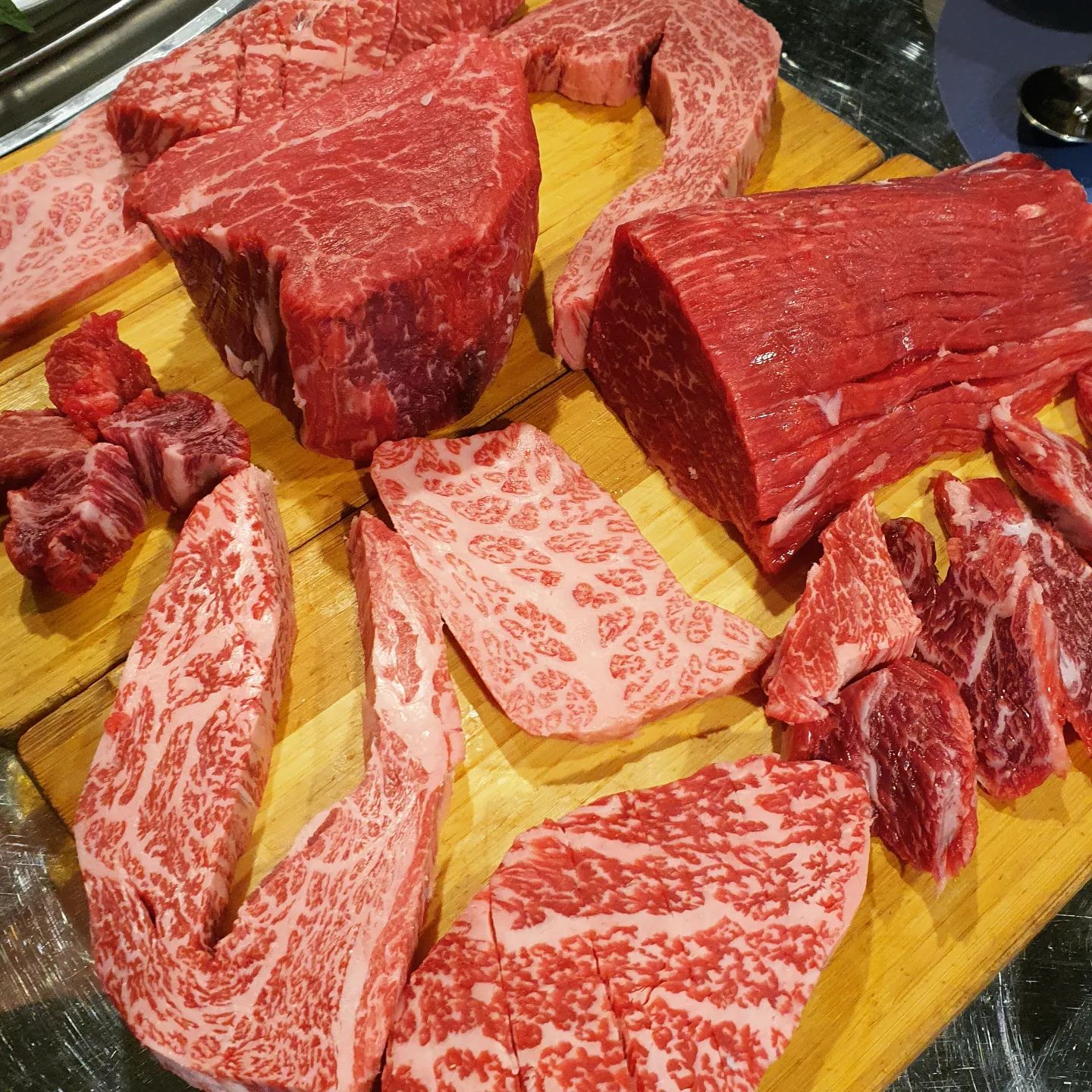 진짜 여기보다 맛있는 한우는 못 먹어본 듯 ,,,, 🐮🥩🍖
역시 한우는 마장동 🥩🍗

첫번째 사진 저렇게 두판해서 36만원!!!!!!
#손건호의한우일번지