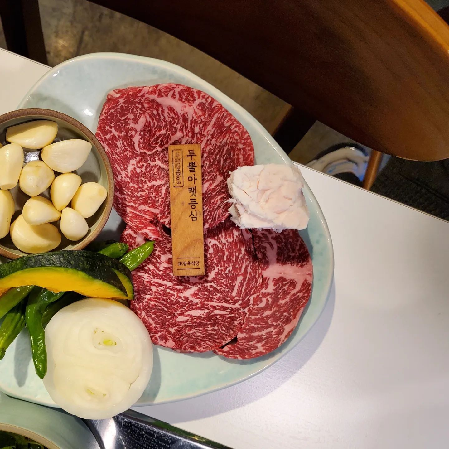 JH정육식당 투뿔한우

원주시 토지길 45(단구동)
영업(일~목): 12:00~24:00
(금,토): 12:00~02:00
(예약)0507-1304-0892

#협찬 #JH정육식당 #원주한우 #단구동한우 #마블넘버나인 #투뿔한우 #투뿔등심 #투뿔안심 #투뿔새우살 #투뿔꽃바구니 #특모둠세트

두툼한 불판의 열이 숙성이 잘 된 등심과 안심~
육즙 가득 야들야들 연한 식감♡

투뿔한우만 제공~ 원주한우의 명가♡

실내의 아늑한 분위기~ 연인들의 데이트 장소로 추천~ 한우맛집♡♡♡