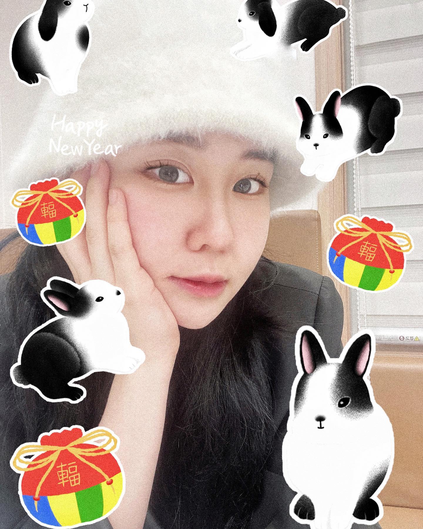 내 사람들 새해 복 많이 받으새묘 🐰
.
.
ps. 은선원장님과 고객님들에게 받아 온 사랑과 실력으로 띠앗머리의 실장으로서 많은 예약으로 못해드린분들도 많지만 기다려주시며 몇 주, 한 달 씩 미리 해주시는 분들도 너무 많아서 감사드릴뿐입니다 🤍 2023년에는 더 많은 고객님들 더 예쁜 머리 해드리는 띠앗머리 진주될게요 🤍 ttiat__eunsun  #띠앗머리세교점 #오산세교미용실