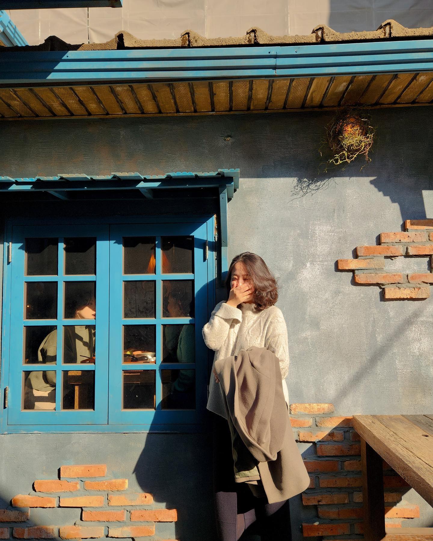 작년과 올해의 경계선이 딱히 없어 보이지만,
22년이 너무 빨리 가물가물~ 해질까봐
작년 한해 무슨일이 있었나 스윽~ 정리해봅니다. #한해마무리 

1️⃣월 
- 부모님 (중고)차 사드림
(돈 많이 벌어서 더 좋은차 사드려야징)
- 중마고우 홈페이지 제작

2️⃣월 
- 중마고우 홈페이지 오픈 
- 삼분맨 3minman 님 채널에 출연
- 온 가족 코로나 확진

3️⃣월
- 울 쿵이 어린이집 옮김 (적응 시키는데 총력)
- 중마고우 랑뚜스터디 최대 인원 참여

4️⃣월
- 중국주식 유튜버 ‘마라스톡’님 특강오픈
  비리비리 ‘한국오빠 동휘’님 특강오픈
-> 둘다 특강 하자고 내가 꼬심 ㅎㅎ

- 내적친밀감 높았던 랜선친구들 대면만남
촉촉한마케터 moist_mlab 
상현샘 sahng42 
소감님 sogam_note 

5️⃣월
- 랑뚜스터디 9강 오픈 준비
- 4월까지 달리고 지쳐서 쉼…

6️⃣월
- 중마고우 이게 맞나, 다른걸 해야 하나.. 고민하면서 이런저런 공부
-> 신사임당 유튜브 강의, 권민창의 글쓰기, 곤팀장의 세일즈 등..

7️⃣월
- 중마고우 카카오뷰 시작
- 벌여놓은 중마고우 일들 #진행시켜 

8️⃣월
- 회사  다른 부서로 발령 (9월부터 이동, 적응)
- 랑뚜스터디 10강 오픈 

9️⃣월
- 한국 컨텐츠 진흥원 주최 창창프로젝트 마케팅 컨설팅
- 랜선친구 putput.letter 님 대면 만남

🔟월 
- 23년 초에 오픈 할 온라인 강의 만들자고 중국 이커머스 전문가 zhaoyan_shanghai 님, 중국 라이브 커머스 전문가 ounigogo 님 꼬심 ㅎ (오픈 준비중)
- 나의 비즈니스&마케터 롤모델 허대표님 njobs_heo 집에 초대받음

1️⃣1️⃣월 
- 23년 디지털 다이어리 제작 및 런칭
- 인천 가정고등학교 대상 중국진로특강
- 알리바바 전략 간담회 

1️⃣2️⃣월
- 지쳐가는 와중에 힘을준 2way_label 님 만남
- 충주대학교 중국 관련학과 대상 중국SNS 영상강의 (thanks to china_econ)
- 23년을 기대하게 해준 꿈샘님 haza0518 글쓰기 모임 신청

+ 그리고, 
21년에 비해 가족&친구들과 함께 한 시간들을 늘임
(유튜브 그만둬서 아쉬웠지만, 덕분에 가능했던 일. 아이가 잠들기 전까지 온전히 같이 놀 수 있었고, 주말에 full 로 아이와 놀아줌 ^^ 늘 옆에 있어준 친구, 가족들에게 더욱 감사함을 느낄 수 있었던 시간~🙏)

👏👏👏👏

남들이 보기엔,
22년엔 추운펭귄 유튜브도 안하고,
중마고우 랑뚜스터디도 종료 되었고,
뭐 안하는 것처럼 보였지만
나름 열심히 살긴 했네요 ㅎㅎ
(위에 쓰지 못한것들도 좀 있긴 했으니까요)

2022년엔
들인 시간에 비해 남는게 많아지는 방법을
열심히 고민하는 한해였다면,

2023년엔
고민같은거 하지말고 ㅎㅎㅎ
하고 싶은거 일단 더 저질러 봐야겠어요 : )

남을 위해서보단, 나를 위해서.

모두를 위한 홧팅의 박수를~~ 👏👏👏

➖➖➖➖➖➖➖
#추운펭귄 #중마고우 #중국마케팅 #랑뚜스터디 #22년감사했습니다 #한해돌아보기 #23년도잘부탁해요❤️ #갓생살기 #열심히살자👊🏻 #하고싶은것 #하고살자