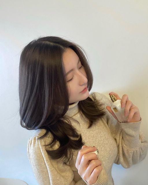 사랄라 on Instagram: "#광고 #셀마르

자연이 지닌 깨끗함과 감각적인 우아함을 재현한 
[셀마르 오드뚜왈렛 프리미에 아무르] 

천연 향료 비율이 높은 향수로 인위적이지 않고 내추럴해서 
“이거 내 살냄새야~!🤭” 할 수 있는 나만 알고싶은 
우아하고 러블리하면서 부드러운 우유 비누 향이나는 니치향수에요🛁 

외출 전 바디로션 바르고 뿌려줬더니 향이 더 오래 지속되서 
기분이 너무 좋았어요ㅎㅎ🫧

클린뷰티를 실천하고 동물실험•동물성 원료를 사용하지않는 
비건향수라는 점이 너무 맘에들었답니당💓

그리고 제품 구매 시 셀마르X그레이프랩 소속 발달장애 아티스트 
배경욱 작가님의 작품으로 만들어진 페이퍼백도 제공하니 선물로도 
완전 추천합니둥🫶🏻페이퍼백부터 패키징까지 다 너무 예뿜 🛍️✨

⬇️ 셀마르 링크 ⬇️ 
https://www.scelmar.com/
-
@scelmar_official 

#셀마르향수#향수#향수추천#향수브랜드#perfume#비건향수#데일리향수#니치향수#니치퍼퓸#지속력좋은향수#여자향수#여자향수추천#20대향수#30대향수#향수스타그램#향수그램#향수매니아#여자친구생일선물#은방울꽃향수#겨울향수추천#겨울향수"