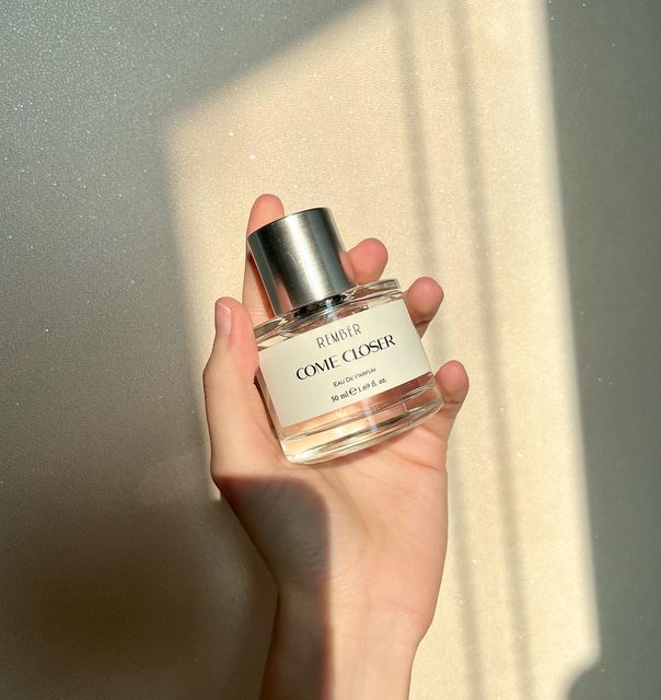 Claudy 크 on Instagram: "#협찬 COME CLOSER: by @rember_kr 🌙 Print it with eco-friendly paper and soybean oil. Ingredients: -lavender herb, black cardamom, musk, cedar wood, vetiver "석양이 물든 해안가, 블랙 카다멈과 이국적인