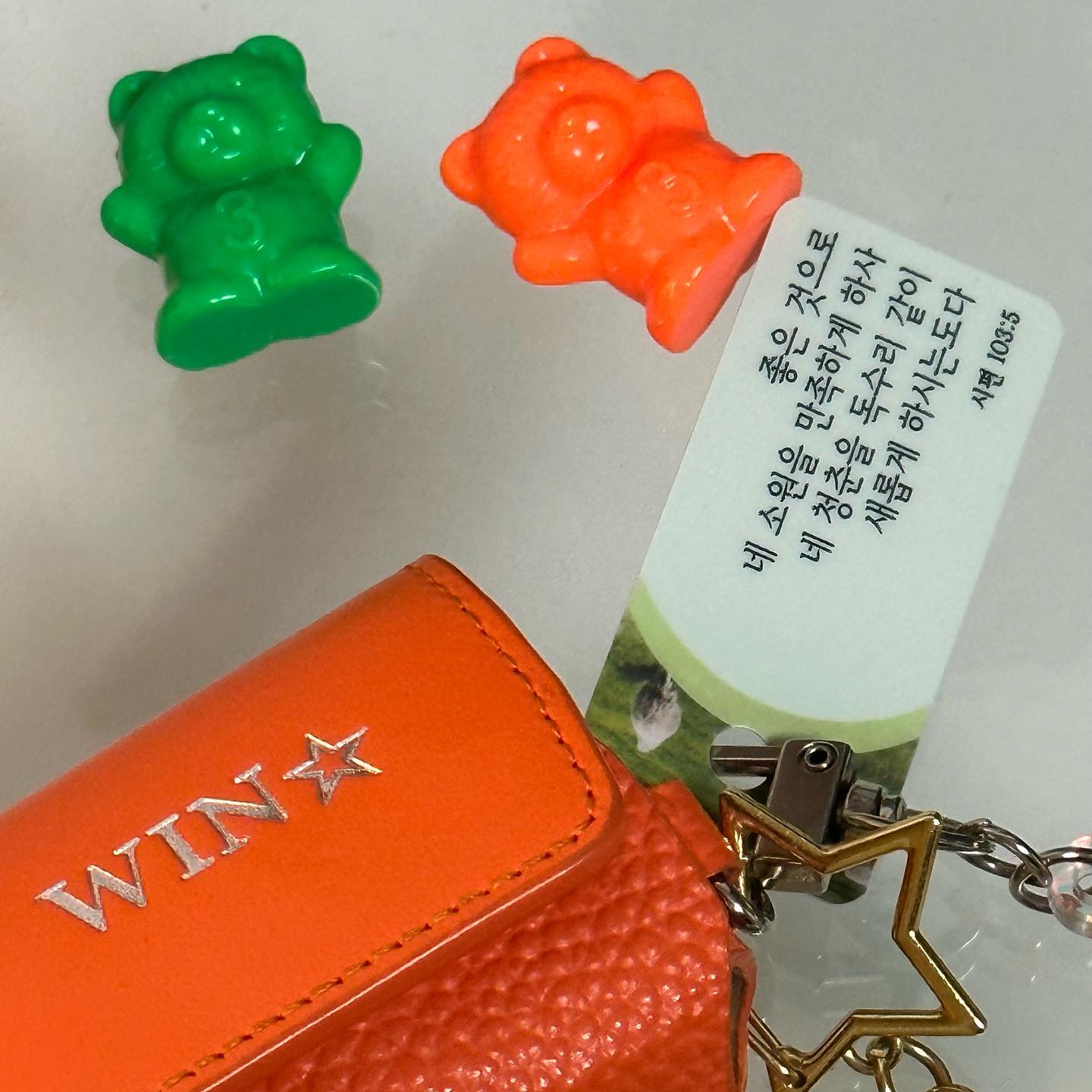 💌
동그라미라는 제목을 가진 
노래를 듣는데 이런 가사가 있었다 
‘나는 그저 마음 하나를 
빌린건데 커져가니 닮아있구나’
제목이 왜 동그라미일지 곱씹어
생각해봤던 것 같다 ⛄️

눈덩이의 동그라미는
굴러가기만 해도 부푼다
마음도 그런 것 같다

나눠주면 깎인다고 생각해서
나만 품고 싶은데
나누다보면 동글동글 굴러
크게 부풀어간다 

하나님이 주신 사랑이란 
마음을 작게 빌려쓰는 중인데
내가 얼마나 부풀려 
돌려드릴 수 있을까🧡 

2023년엔 
어떤 마음을 제게 빌려주실까요
제가 꼭 부풀려서 돌려드릴게요🍊