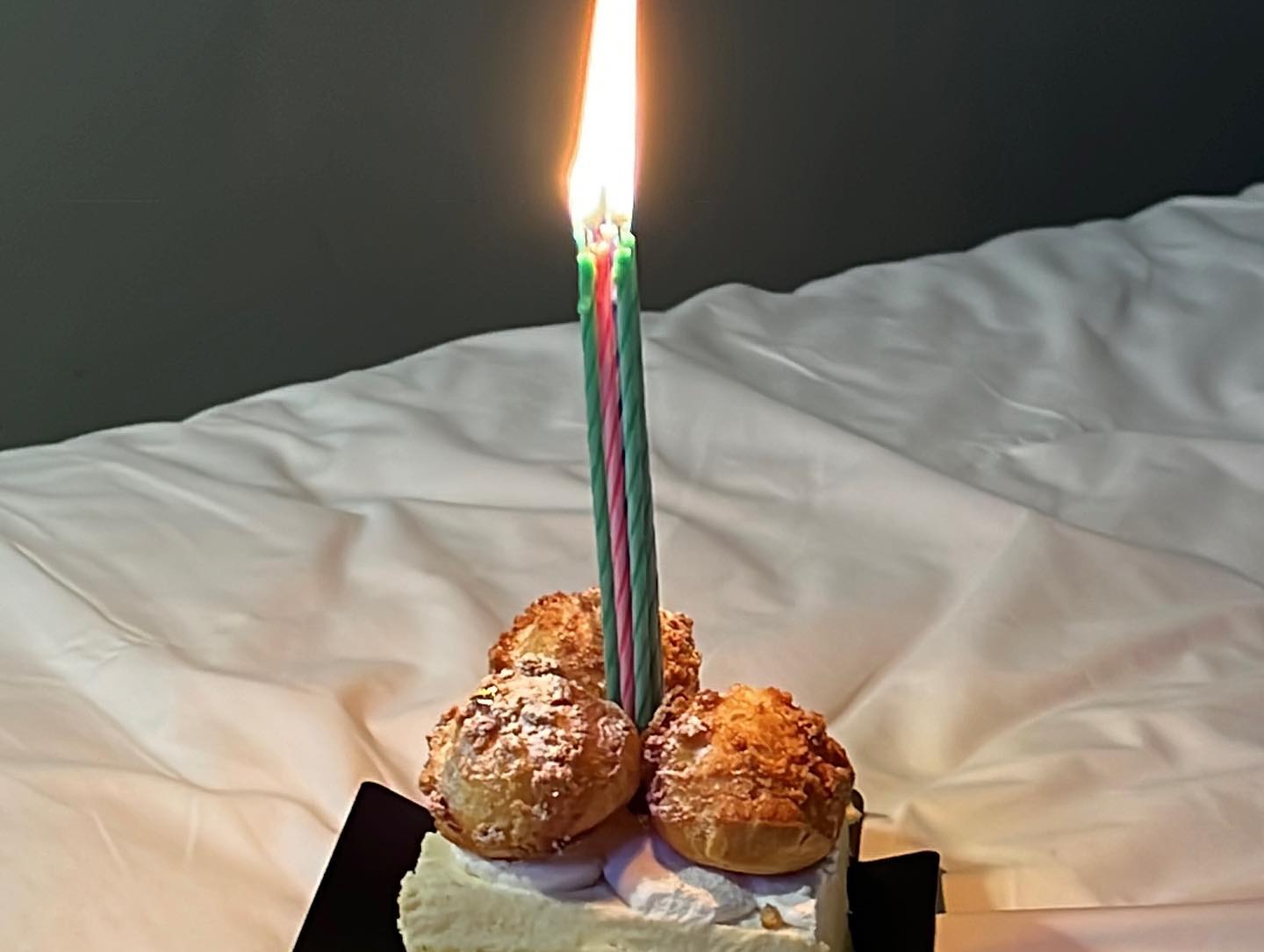 속절없이 흐르는 시간이 얄밉기만 했는데 이제야 나이 드는 재미를 조금 알 것 같기도 합니다. 새해 첫날 바다에 띄운 소망처럼 무탈하고 사랑스러운 한 해가 되기를. 쉽게만 살아가면 재미없다지만 그래도 견뎌낼 수 있을 만큼의 고난만 존재하기를. 잘 지내 보자, 스물다섯의 지수!