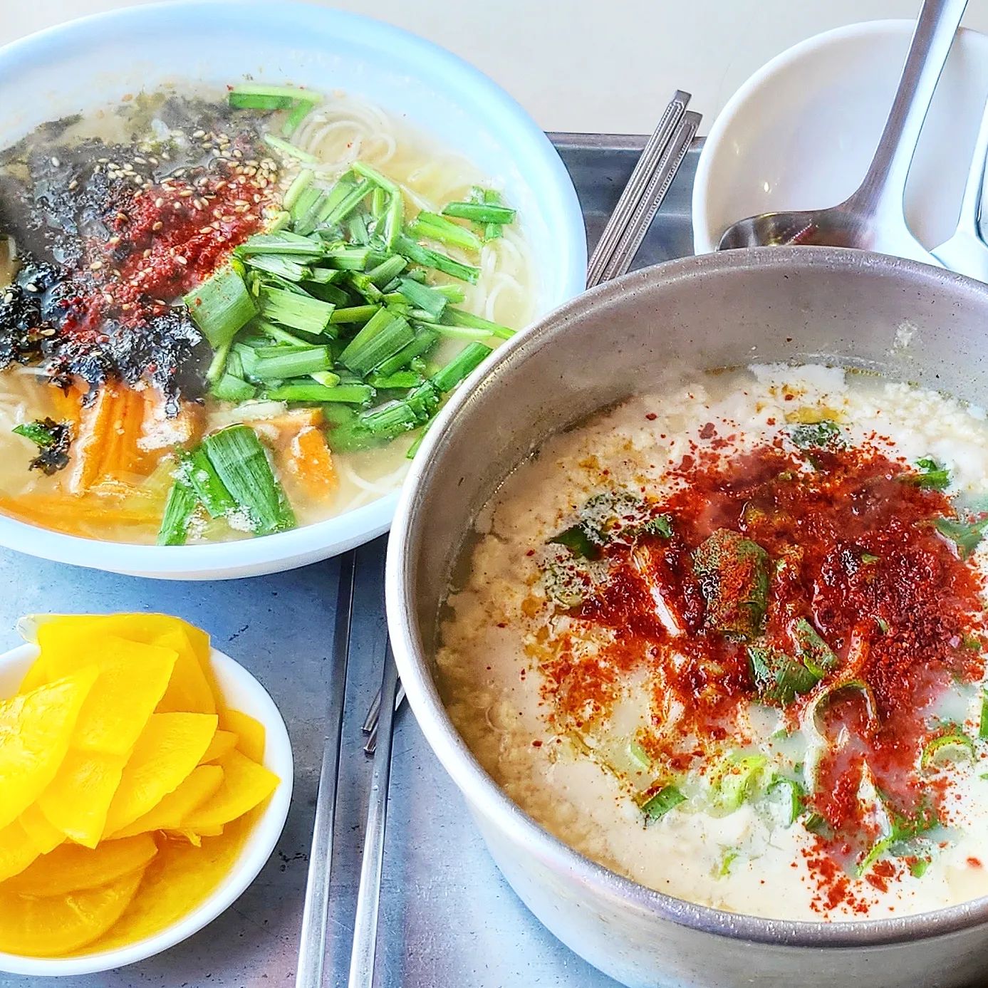 인친님들 새해복 많이 받으세요❤️
저는 새해 해돋이를 정동진에서 보았습니다.
맛있는 것도 먹고 이리저리 구경도하고 날씨가 너무 좋아서 기분도 더 좋았어요!

세상 편안하게 숙소 창문으로 해돋이를 감상하고 숙소에서 떡국까지 끓여 주시더라구요🥰
다음에도 또 오고싶을 정도로 좋았던 정동진🫰

차가 너무 밀려서 다음에는 대중교통을 이용하려해요;) 어느 음식점보다 정동진역 앞에있는 포장마차 음식이 맛있었습니다!
진짜루요ㅎㅎ 

다음해에는 해시계 돌아가는거 보고 잠들기!
#먹팔해요 #먹스타맞팔 #먹스타그램 #먹스타 #먹팔맞팔 #먹팔 #먹팔환영 #정동진 #일출 #해돋이 #새해복많이받으세요 #새해 #정동진맛집추천 #정동진찐맛집 #정동진역맛집