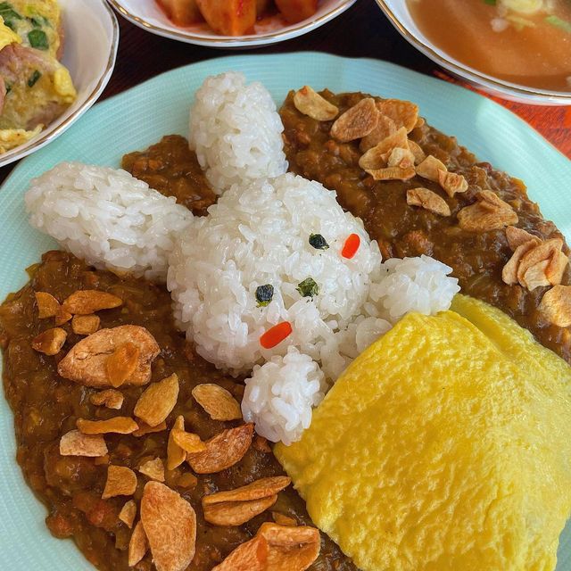 집밥•요리•레시피 ғᴏᴏᴅ ᴅɪᴀʀʏ✨ on Instagram: "#협찬 특별한 한끼 먹고싶어서 만든 토끼카레🫶🏻
너무 귀욥지 않나요? 헤헤✨ #도시락만들기 
이제 곧 토기의 해가 다가오잖아요! 꼭 만들어보셔요☺️
만들기는 초 간단한데, 남편 반응 최고입니댱 ㅎㅎ

눈으로 보고 한 입 먹고, 너무 맛있어서 깜짝놀란 카레😍 
여기 카레 진심을 가~득담아 추천드려요!!!!

저의 인생카레맛집 등극! 했습니댜.
카레가 너무 맛있어서 기분좋게 한끼 먹었는데요, 
알고보니 돼지고기 함량도 정말 많고,
물없이 양파로만 만든 저수분 카레더라고요. 
맛 뿐만아니라 건강까지 챙겨주니 최고!!
삿포로맛 그대로 24시간 숙성된 프리미엄카레를 수제로
한팩한팩 정성들여만든다고 하네요😭👍👍

이 맛있는 카레가 6천원대!
가성비 너무 좋은 일본식 카레 추천드려요❤️

📌주문은? 👉 @sapyung.official 
-
-
-
-
-
#j레시피 #j레시피_도시락

#카레 #카레맛집 #건강식 #아이밥상 #메뉴 #집밥 #집밥메뉴 #카레라이스 #수제카레 #반찬 #밥도둑 #토끼카레 #예쁜음식 #연말음식 #집들이음식 #캠핑요리 #키마카레 #저수분카레 #도시락반찬 #한그릇요리 #아이밥상 #도시락메뉴 #집들이 #집들이음식  #신랑밥상"
