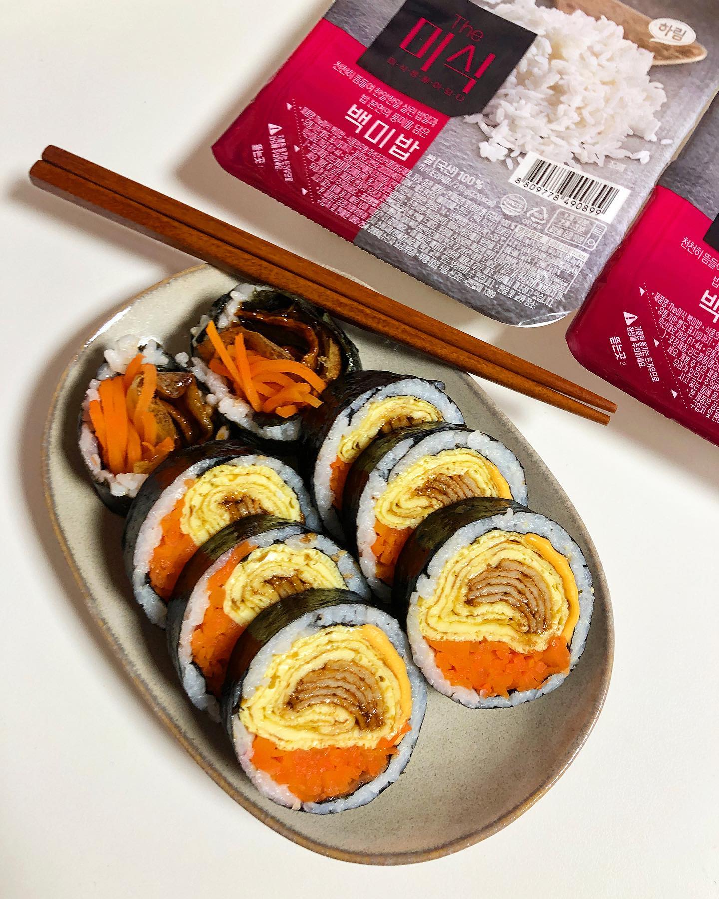 22년 마지막 음식이었던 김밥😋
약속이 취소돼서 집에있던 재료로 간단히 만들어 봤어요!  김밥에 단무지는 원래 싫어해서 빼고~  하나 남아 있던 당근처리겸 당근 잔뜩🥕🥕

#더미식#더미식밥#더미식밥물리에2기#즉석밥#밥스타그램#백미밥#오늘의밥상#점메추#저메추

 ¨̮