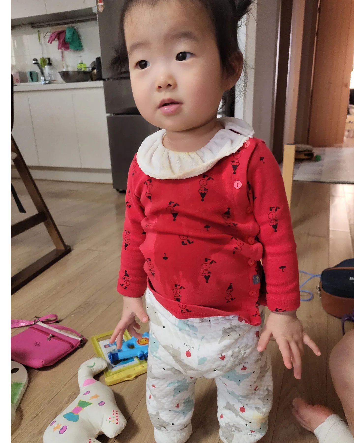 어제의 처참한 육아모습입니다ㅋㅋ
이제 손에 힘도 생겨서 물통도 열고ㅜ
옷을 흠뻑 젖었네요~

첨엔 조금만 뭐 묻으면 다 갈아입혔는데 아휴 이젠 뭐.. 저것쯤이야 하며 좀있다 바로 목욕시켜버려요ㅎㅎ

#17개월 #17개월아기 #17개월아기놀이 #17개월딸 #17개월아가 #17개월아기일상 #육아소통 #주말육아 #옷베렸네 #옷이작다애미야 #현실육아