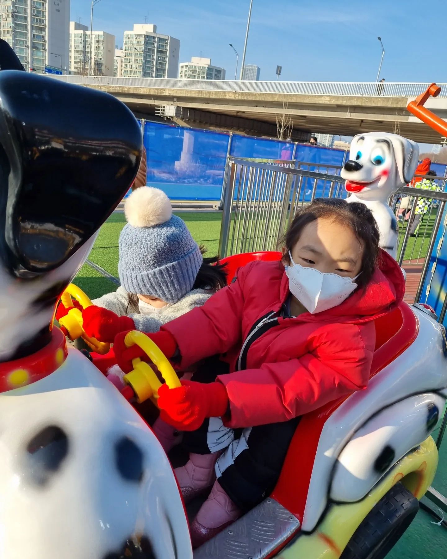 눈썰매🛷 타러 가자~~~~~했는데 
주말이라 그런지 확실히 사람 넘나많았당ㄷㄷ
튜브썰매는 대기시간만 최소30분이상씩이라
어른들끼리왔으면 한번이라도 타겠다고 기다렸을텐데
아이들도 있으니 그냥 쿨하게 패스~~~

아이들이 타는 눈썰매공간이 길지않아서
기대한게 커서그런지 아쉬웠는데
(집앞 공원에서 포대자루로 달릴걸그랬다ㅋㅋㅋ)

너만 신났으면 그걸로 되었다 🙂

기차타고 비행기타고 빵댕이도 흔들고 집에와서 뻗음

#중랑천눈썰매장 #노원눈썰매장 
입장료 2000원 (노원주민은 무료)
또 노원이었다... 이사가야하나ㅋㅋ노원구로?ㅋㅋ

전통놀이체험🎯. 빙어잡이🎣. 스케이드장. 썰매장🛷
500원 두개넣고 타는 제자리붕붕이? 🕹
기차.UFO.미니플라이트🚂🎠 등 애들은 놀만하겠당