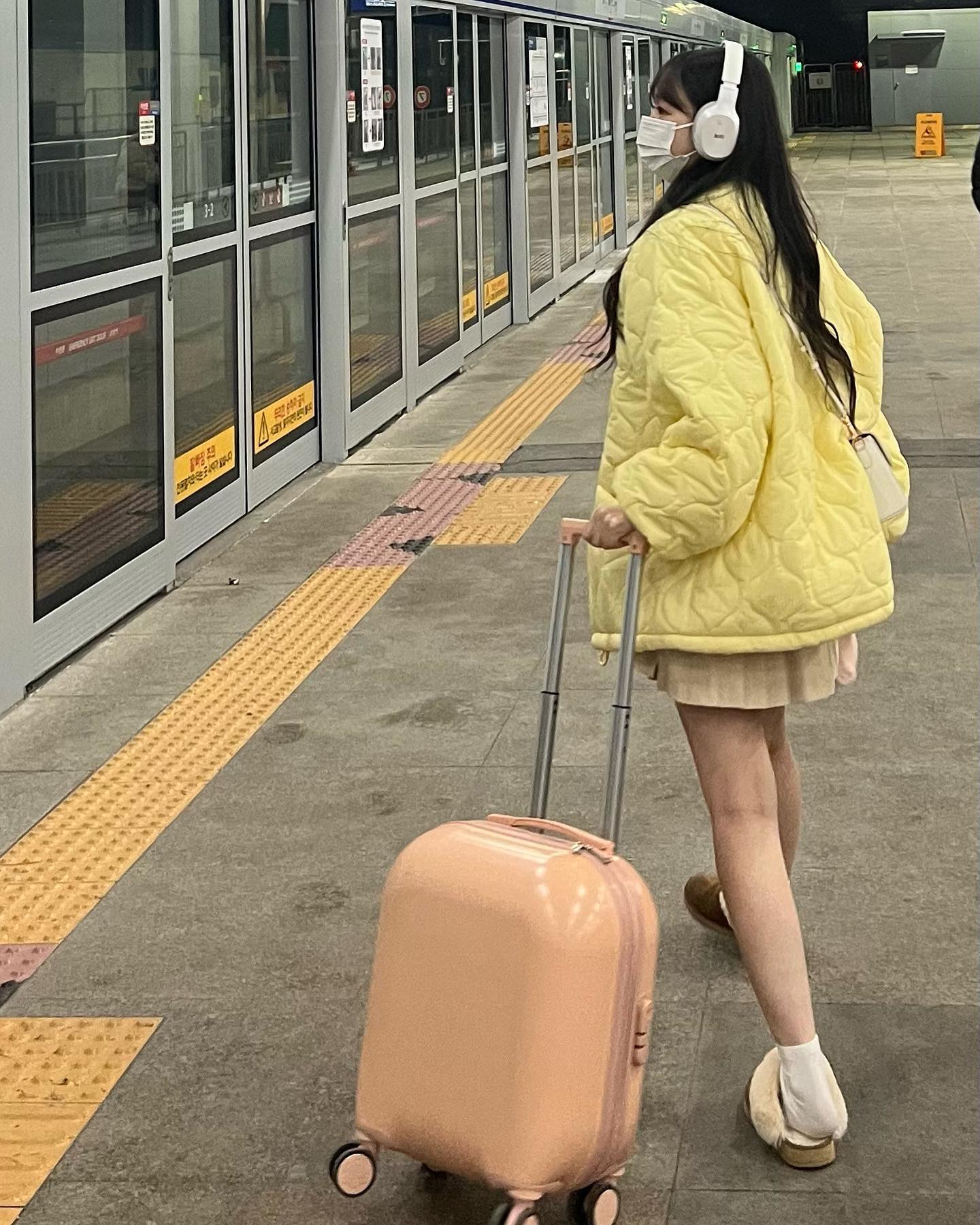 노란 패딩과 분홍 캐리어만 있으면 난 어디든 갈 수 있어 ꉂꉂ(ᵔᗜᵔ*)