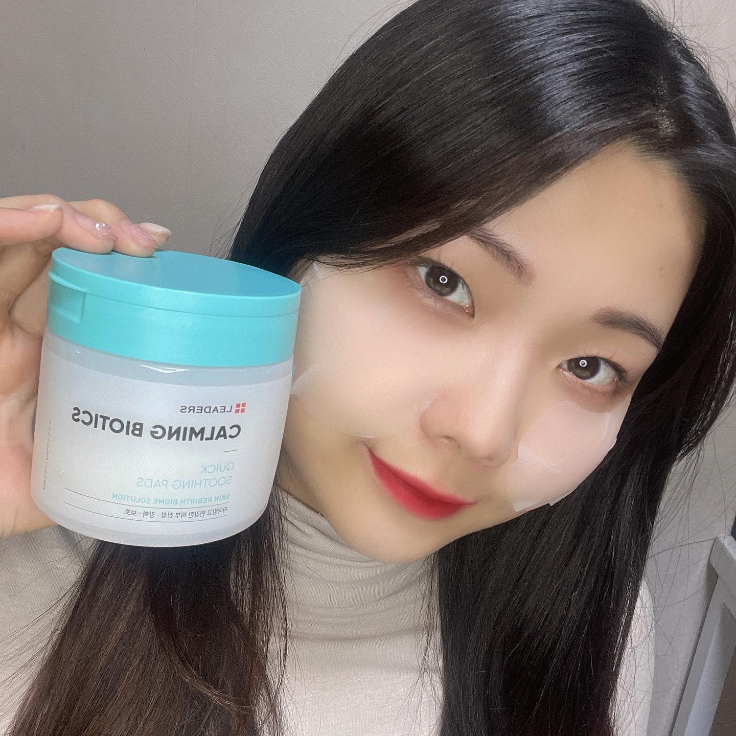 #협찬 

leaders_cos 

카밍 바이오틱스  퀵 수딩패드
소개해드릴게요! 

💧건조하고 민감한 피부에도 수분감 가득채워준다

💧포스트바이오틱스 핵심 성분 함유로 민감 피부에 편안한 진정케어,피부 장벽강화에 도움을 준다

💧눈가 라운드 컷팅이 되어있어 굴곡진부위도 빈틈없이 케어가능! 

💧밀도가 종이의 1/10이하로 최고 수준의 저밀도성을 가지고있어 부드러운촉감

제일 좋았던부분은 패드가 너무 부들부들해서 깜짝 놀랬구요 눈가 라운드 컷딩으로 눈밑까지 케어가능해서 좋았습니다😊

#협찬 #리더스코스메틱 #카밍바이오틱스퀵수딩패드 #토너패드 #스킨패드 #진정패드 #수딩패드 #민감피부 #진정케어 #촉촉한스킨케어